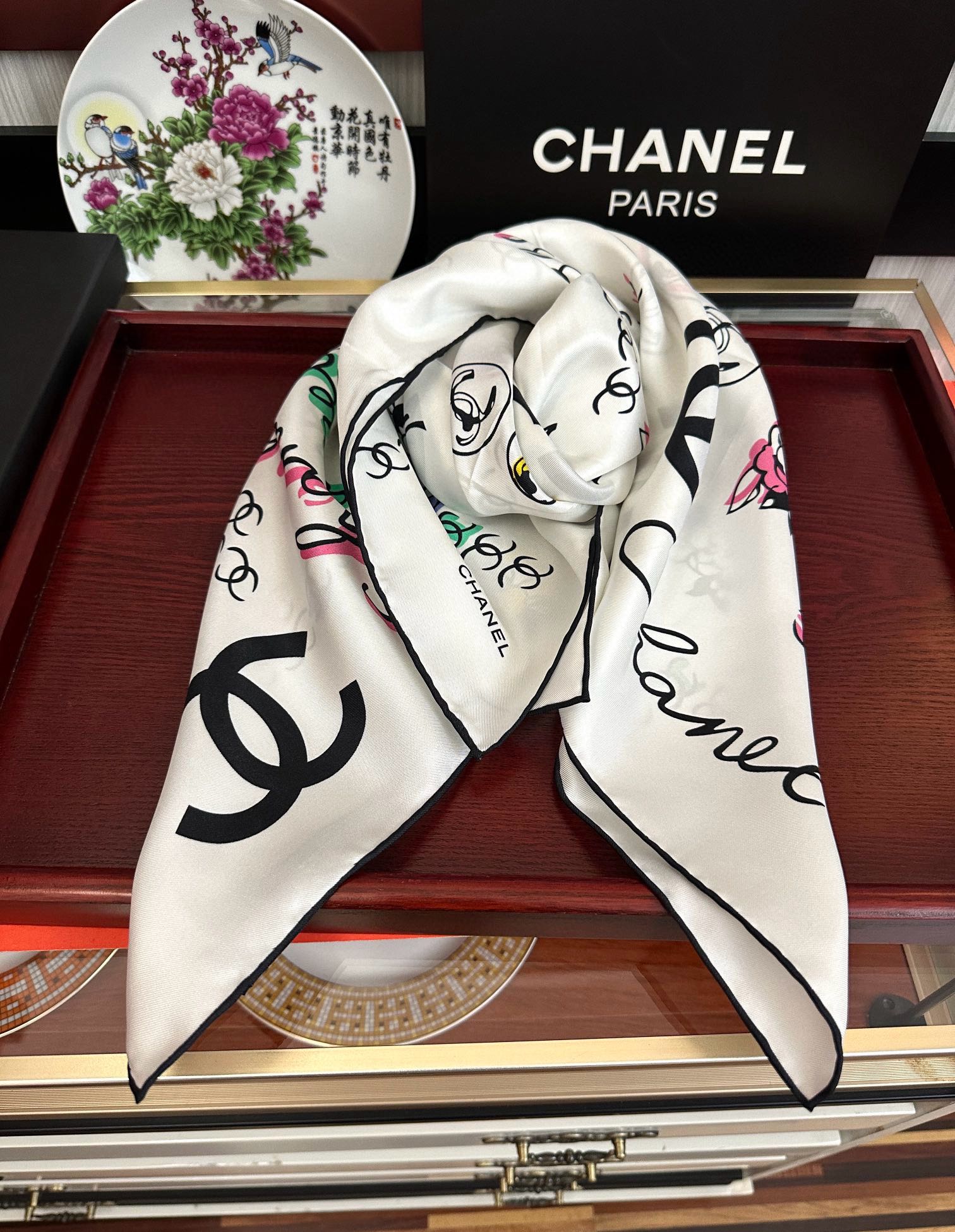 🔥双面同色 香奈儿18姆米 高版本👍香奶奶永远都是比较经典[發]一条印有字母Logo交织图案巧妙搭配[得