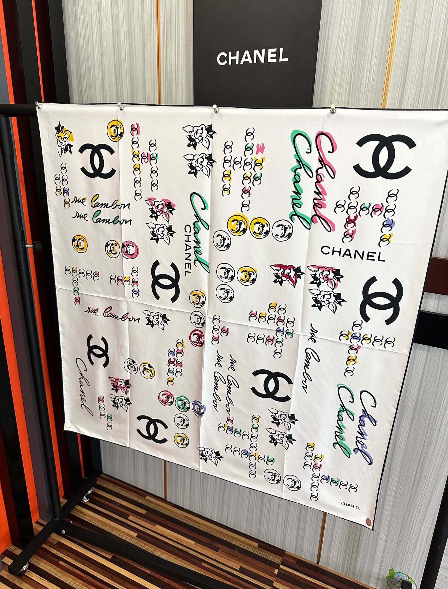 🔥双面同色 香奈儿18姆米 高版本👍香奶奶永远都是比较经典[發]一条印有字母Logo交织图案巧妙搭配[得