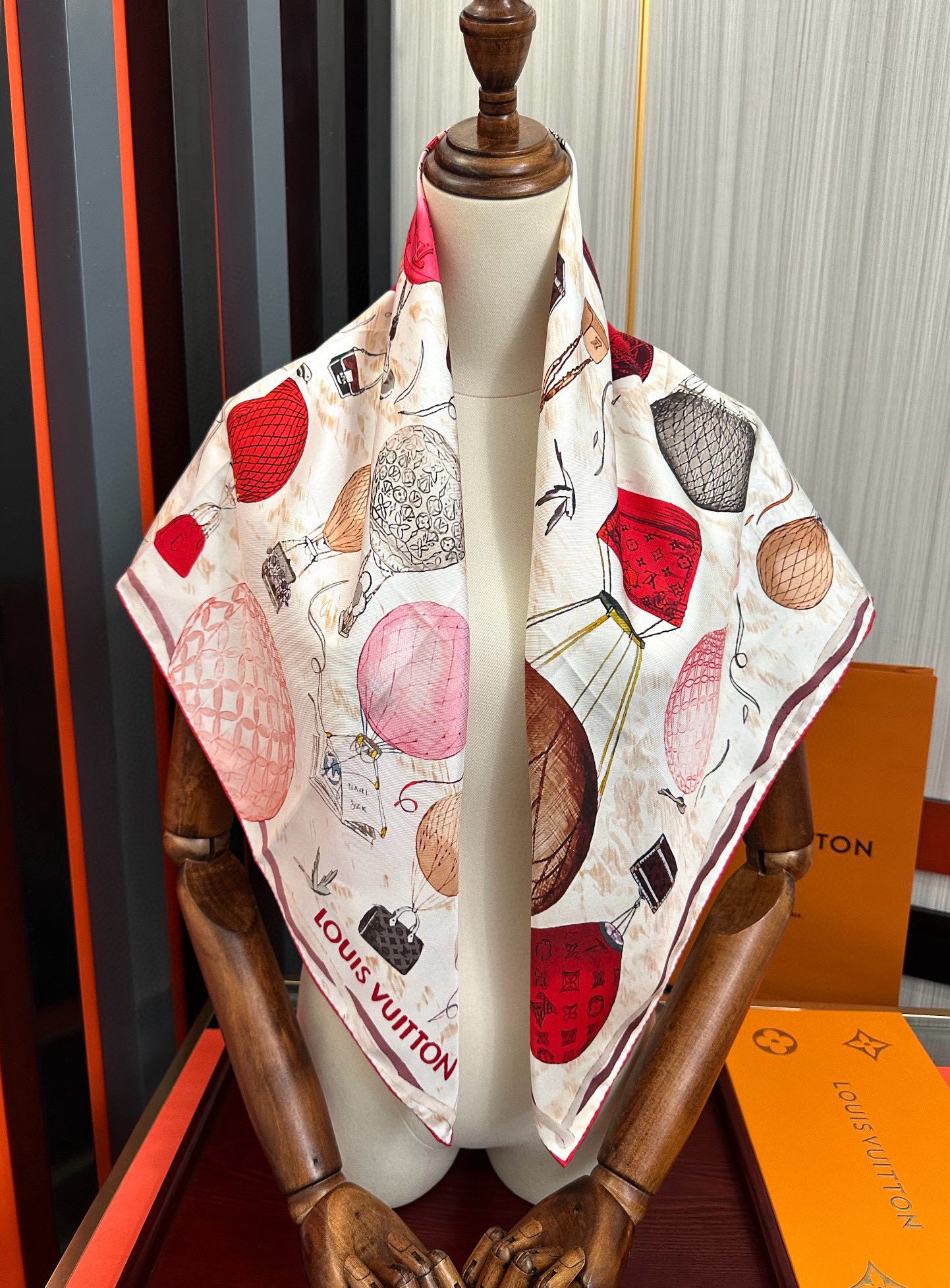 🔥LV官网同步【双面同色 热气球⚽️】精致卷边 太美了[庆祝]永远都是那么经典“通过别致的经典色彩向原创