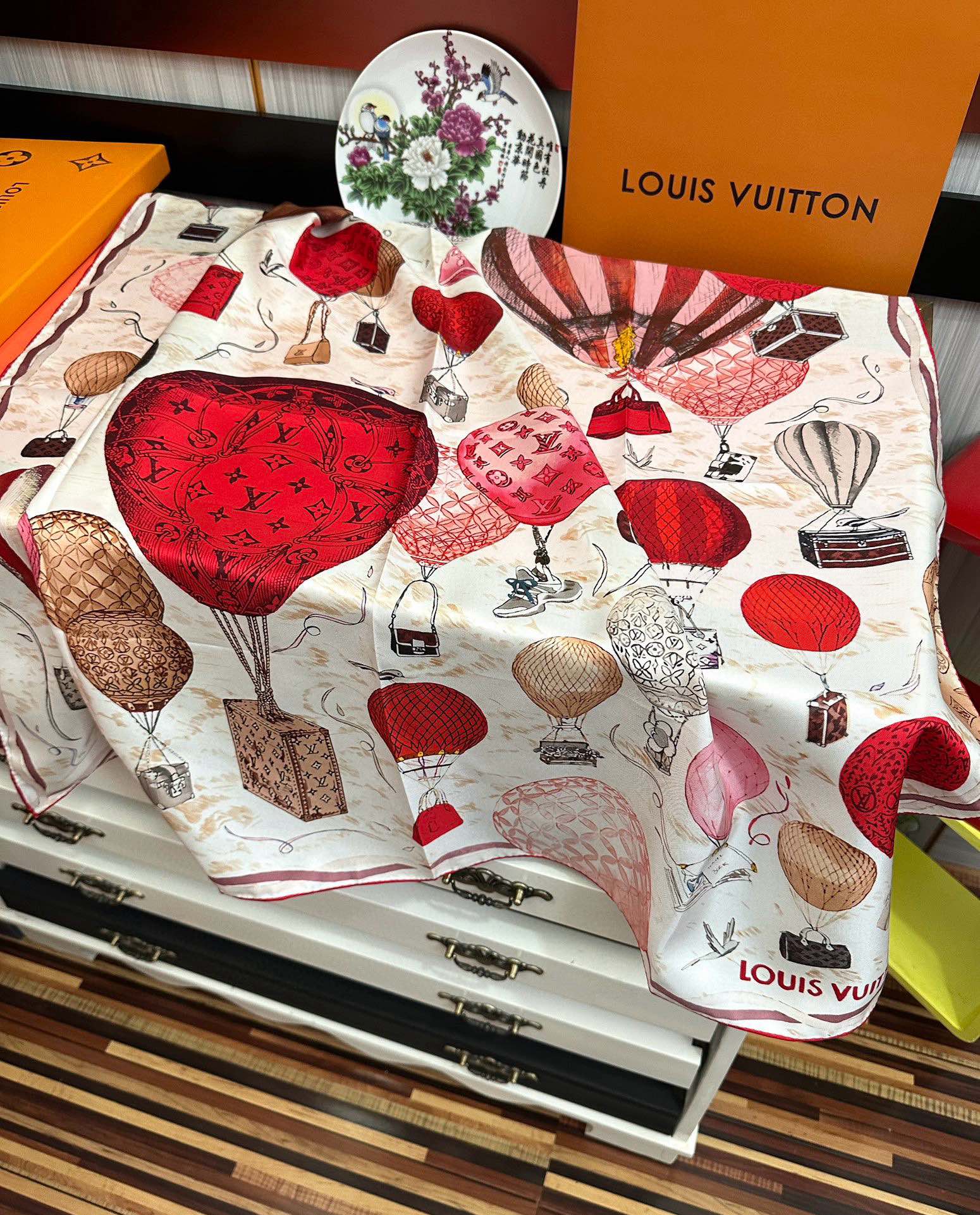 🔥LV官网同步【双面同色 热气球⚽️】精致卷边 太美了[庆祝]永远都是那么经典“通过别致的经典色彩向原创