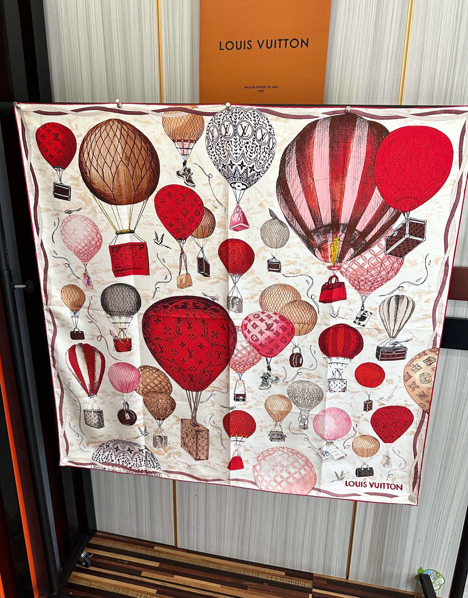 🔥LV官网同步【双面同色 热气球⚽️】精致卷边 太美了[庆祝]永远都是那么经典“通过别致的经典色彩向原创