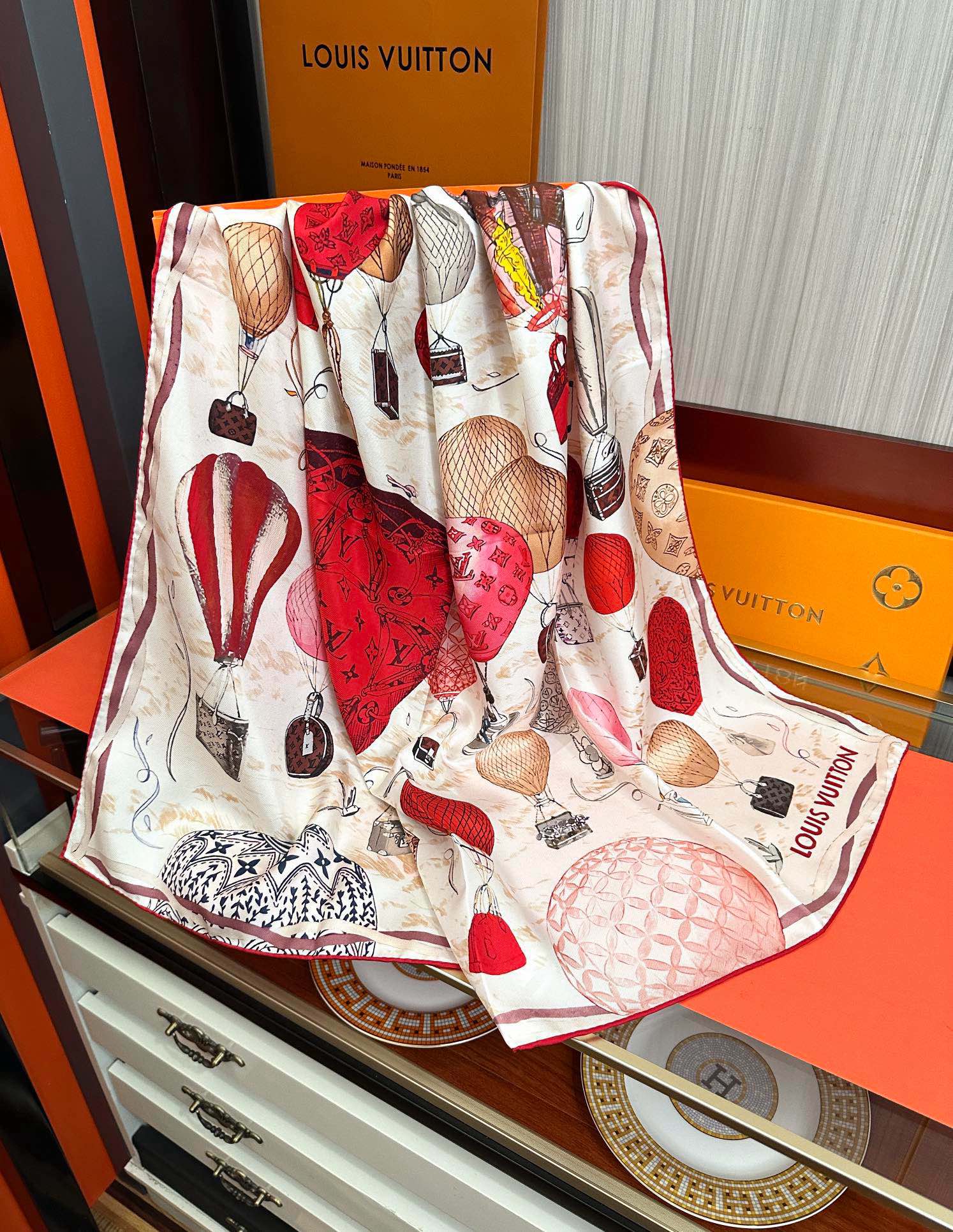 🔥LV官网同步【双面同色 热气球⚽️】精致卷边 太美了[庆祝]永远都是那么经典“通过别致的经典色彩向原创