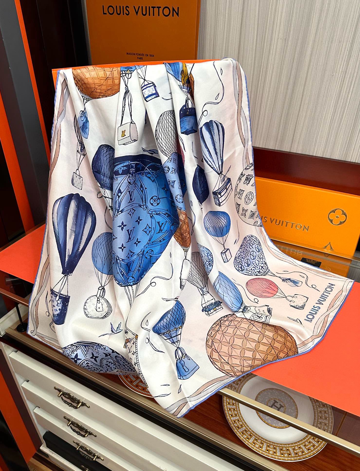 🔥LV官网同步【双面同色 热气球⚽️】精致卷边 太美了[庆祝]永远都是那么经典“通过别致的经典色彩向原创