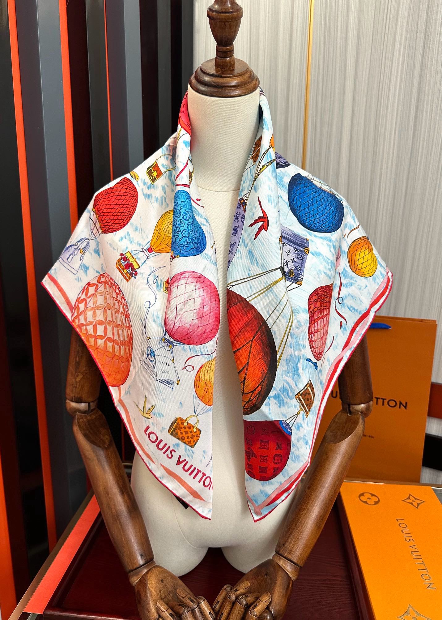 🔥LV官网同步【双面同色 热气球⚽️】精致卷边 太美了[庆祝]永远都是那么经典“通过别致的经典色彩向原创