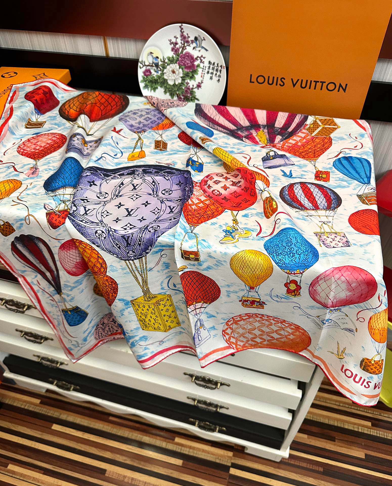 🔥LV官网同步【双面同色 热气球⚽️】精致卷边 太美了[庆祝]永远都是那么经典“通过别致的经典色彩向原创