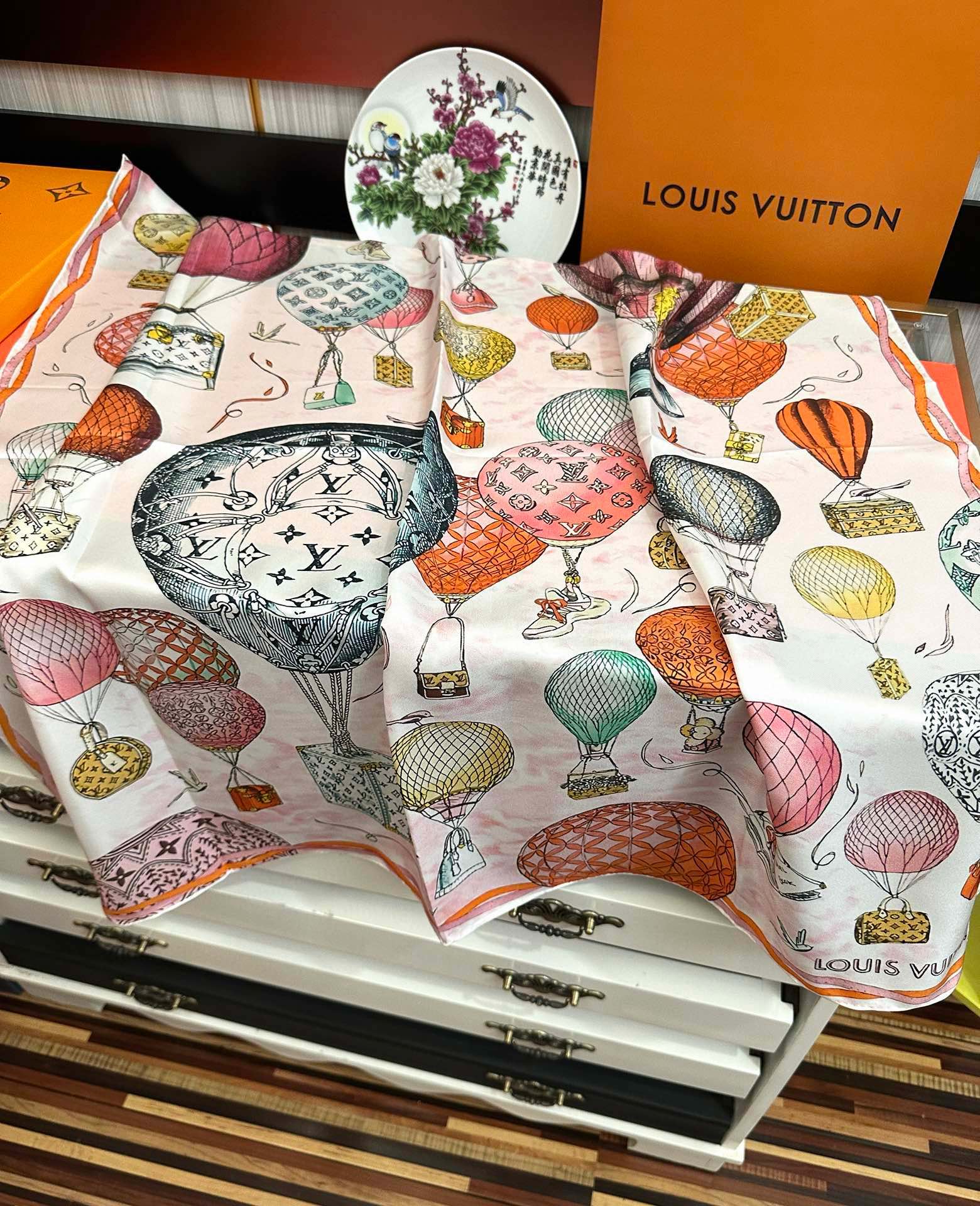 🔥LV官网同步【双面同色 热气球⚽️】精致卷边 太美了[庆祝]永远都是那么经典“通过别致的经典色彩向原创