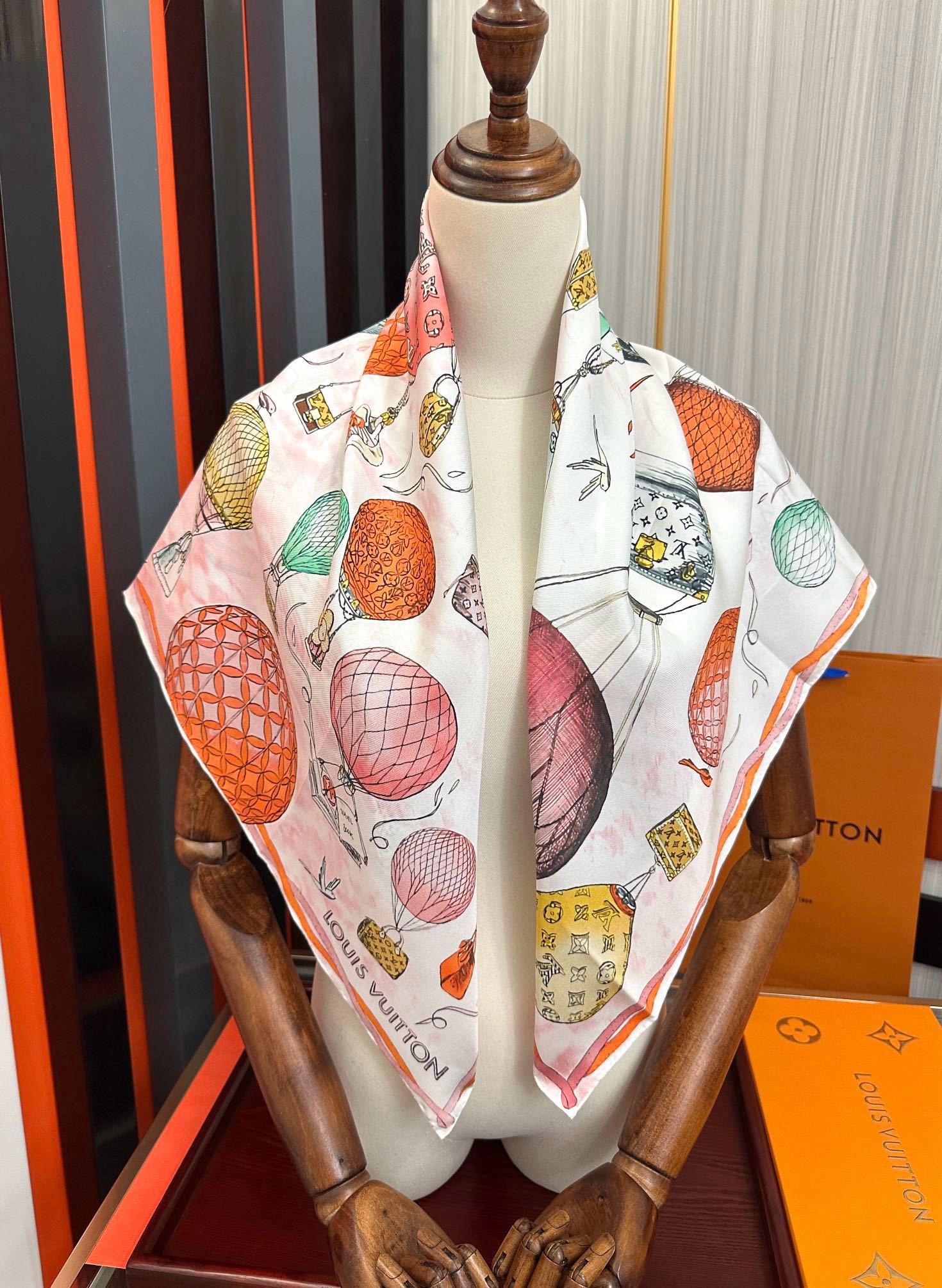 🔥LV官网同步【双面同色 热气球⚽️】精致卷边 太美了[庆祝]永远都是那么经典“通过别致的经典色彩向原创