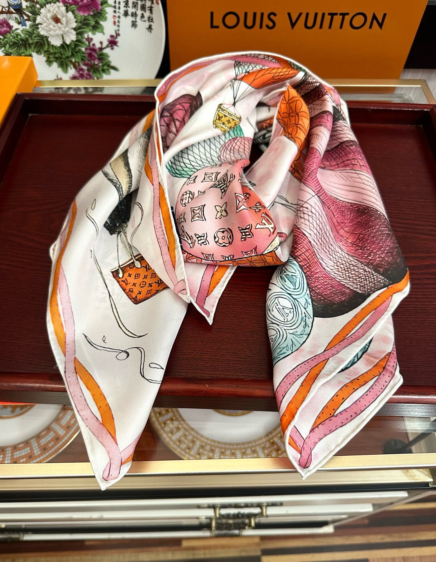 🔥LV官网同步【双面同色 热气球⚽️】精致卷边 太美了[庆祝]永远都是那么经典“通过别致的经典色彩向原创