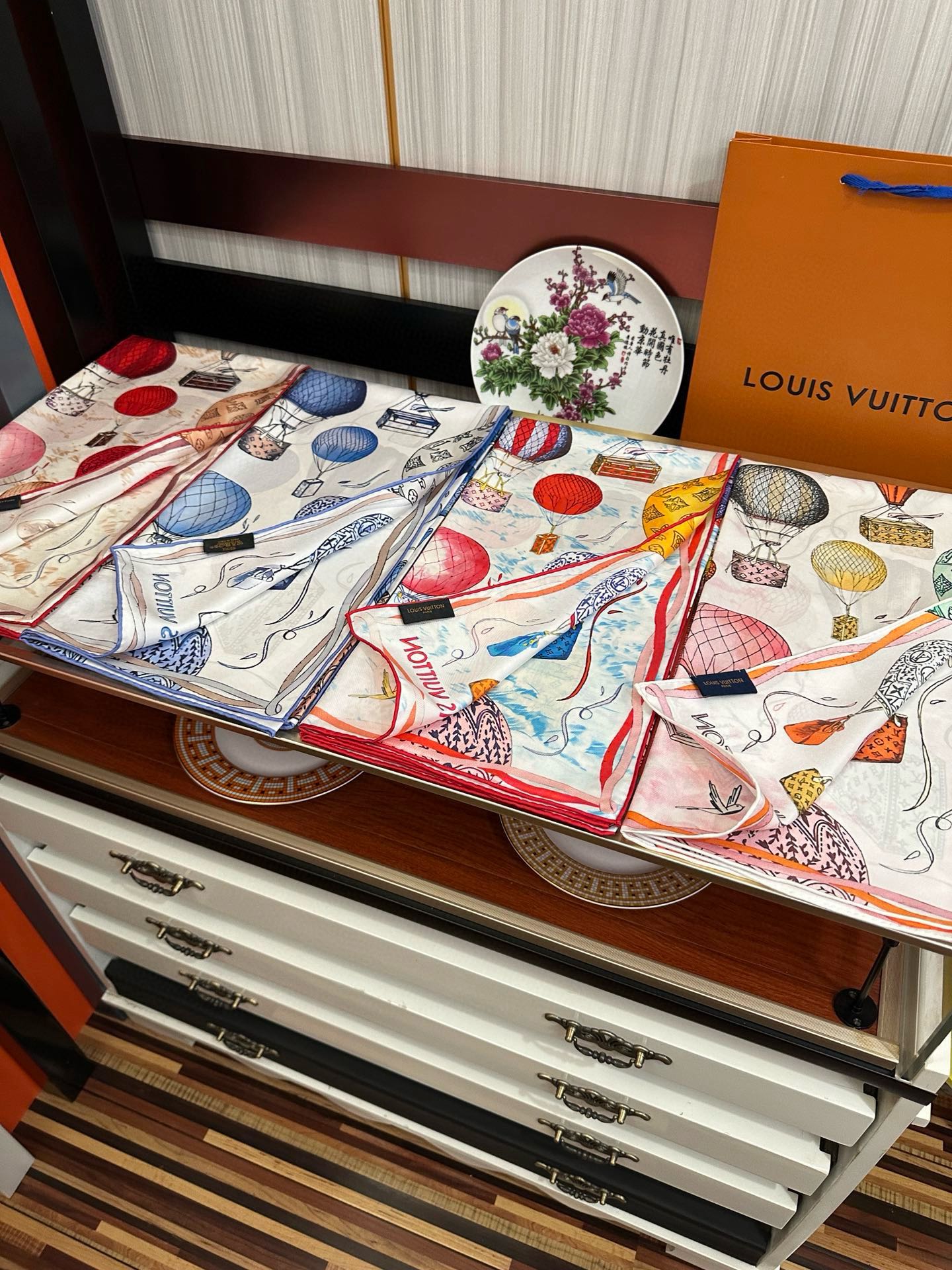 🔥LV官网同步【双面同色 热气球⚽️】精致卷边 太美了[庆祝]永远都是那么经典“通过别致的经典色彩向原创