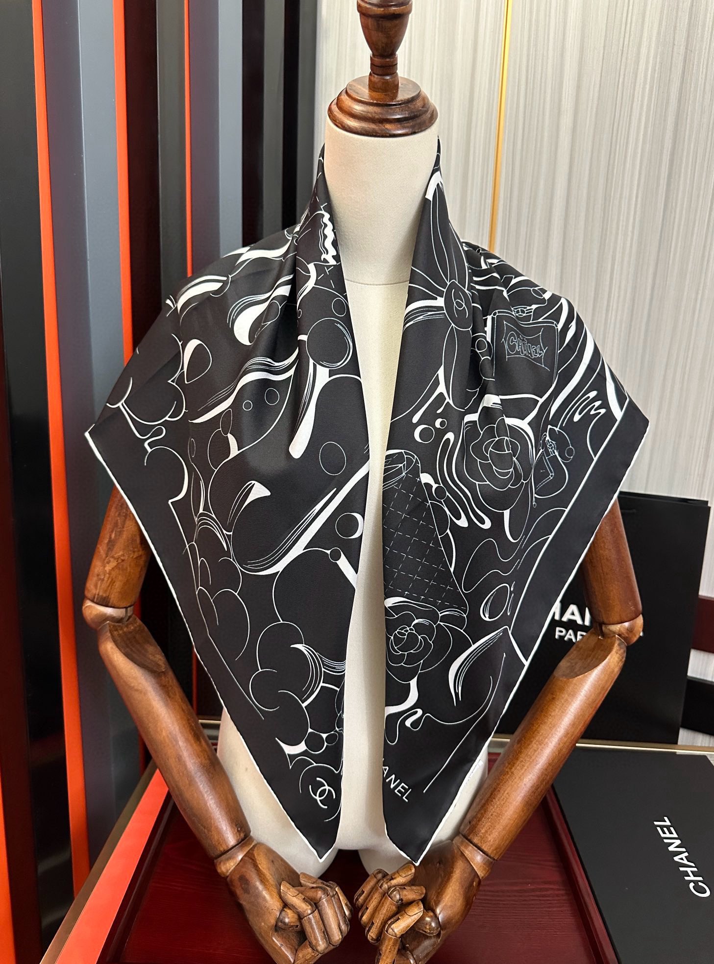 🔥 香奈儿 【山茶花5号香水瓶】👍2025香奶奶永远都是比较经典[發]一条印有5号香水瓶跟四叶草交织图案