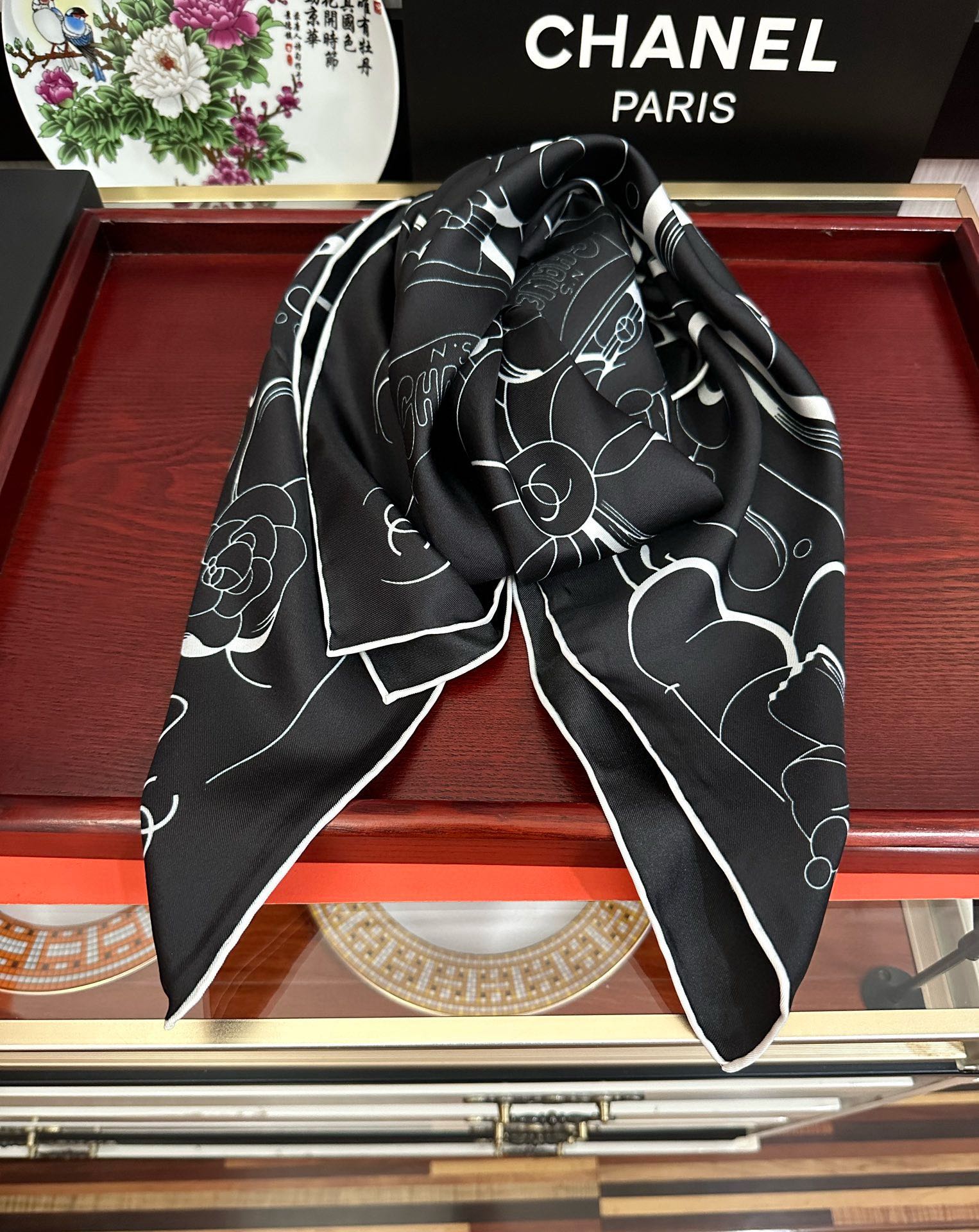 🔥 香奈儿 【山茶花5号香水瓶】👍2025香奶奶永远都是比较经典[發]一条印有5号香水瓶跟四叶草交织图案