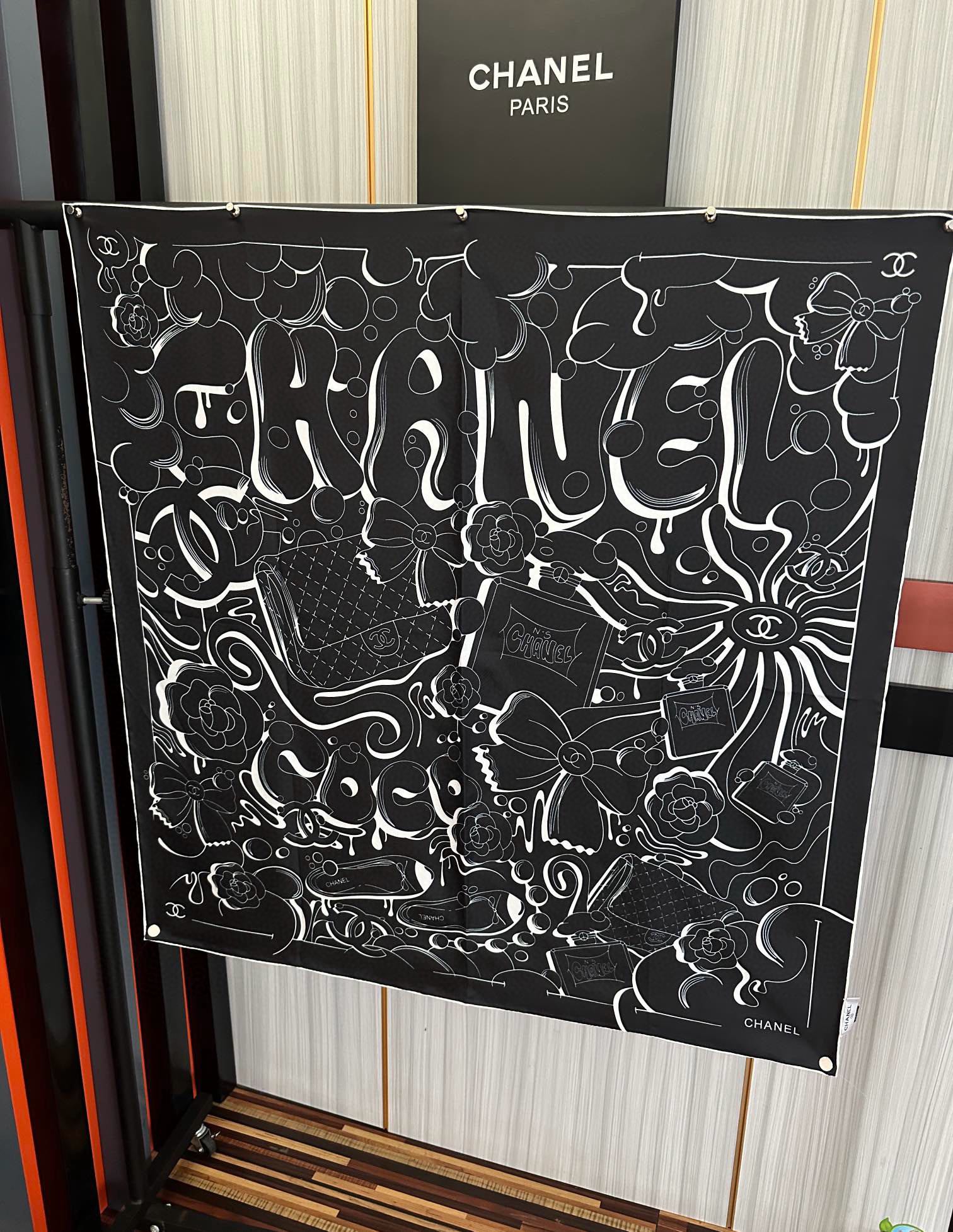 🔥 香奈儿 【山茶花5号香水瓶】👍2025香奶奶永远都是比较经典[發]一条印有5号香水瓶跟四叶草交织图案