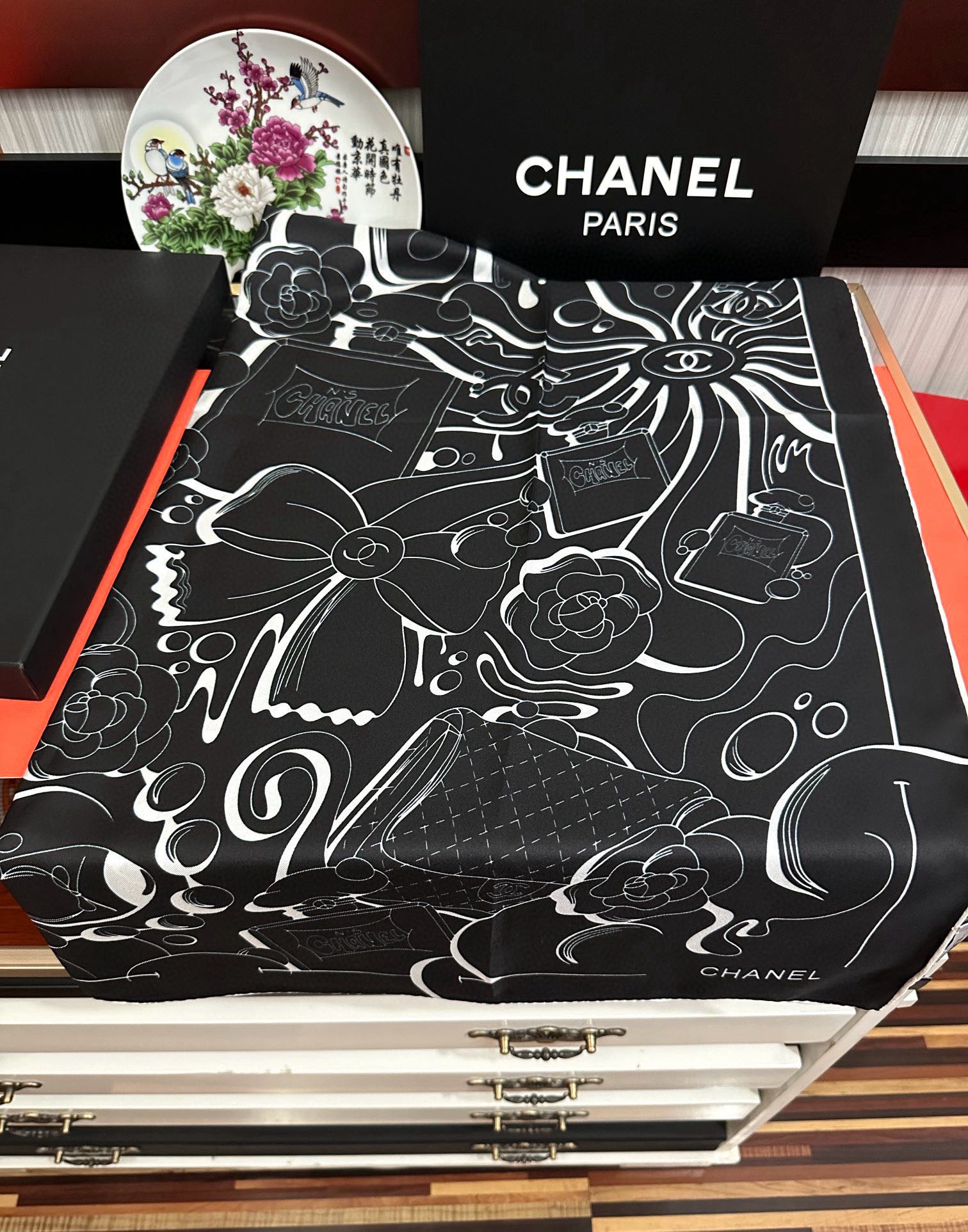 🔥 香奈儿 【山茶花5号香水瓶】👍2025香奶奶永远都是比较经典[發]一条印有5号香水瓶跟四叶草交织图案