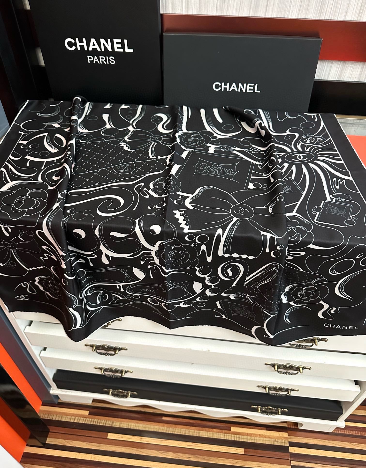 🔥 香奈儿 【山茶花5号香水瓶】👍2025香奶奶永远都是比较经典[發]一条印有5号香水瓶跟四叶草交织图案