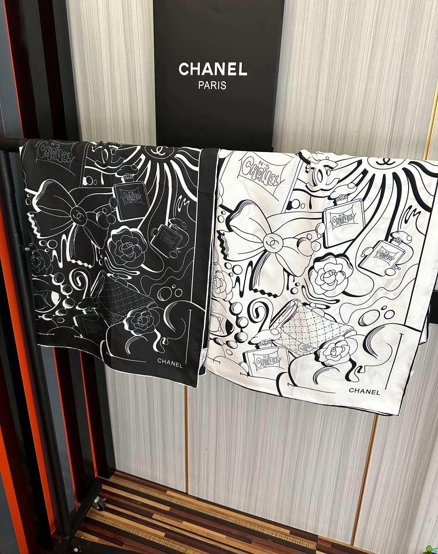 🔥 香奈儿 【山茶花5号香水瓶】👍2025香奶奶永远都是比较经典[發]一条印有5号香水瓶跟四叶草交织图案