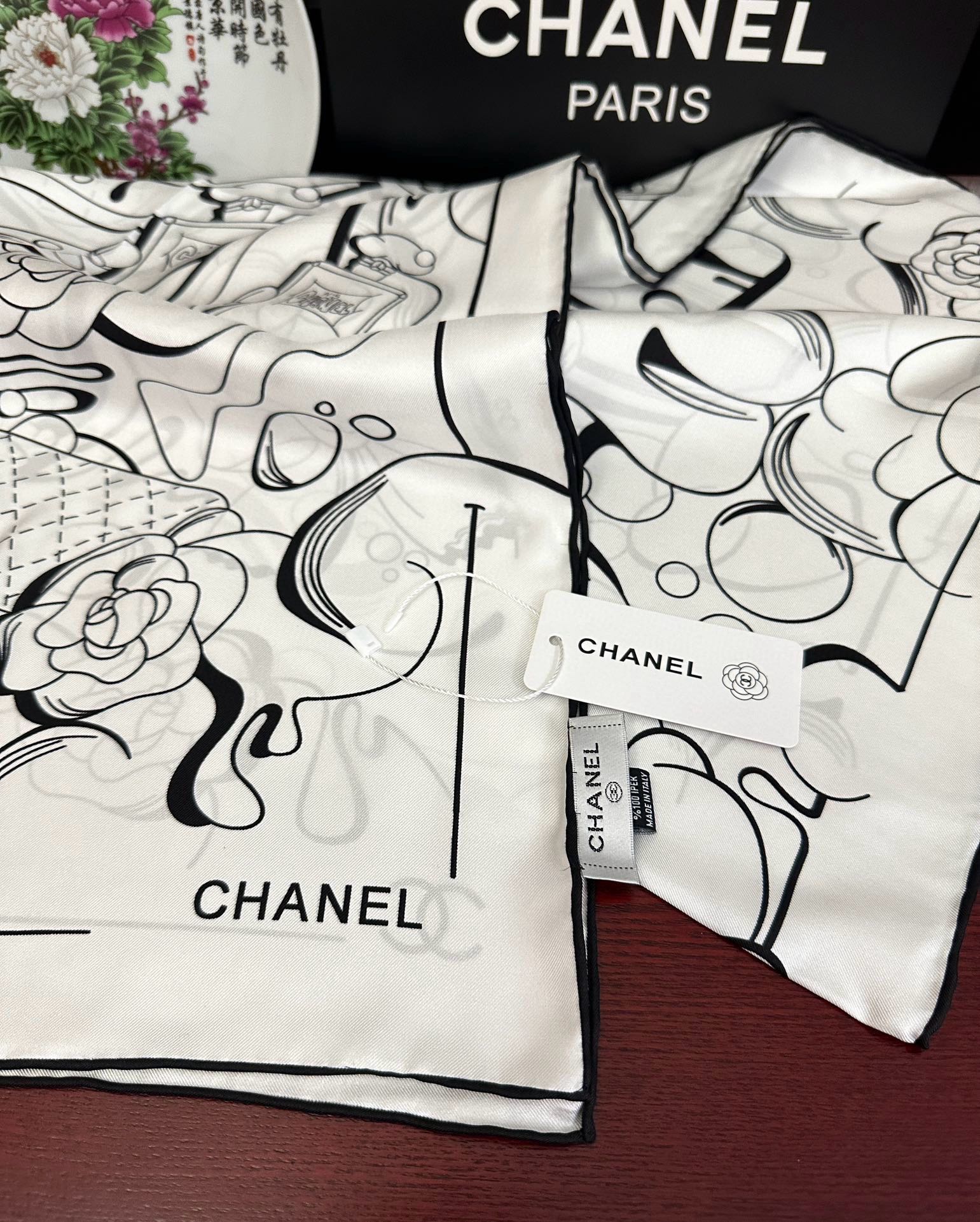 🔥 香奈儿 【山茶花5号香水瓶】👍2025香奶奶永远都是比较经典[發]一条印有5号香水瓶跟四叶草交织图案