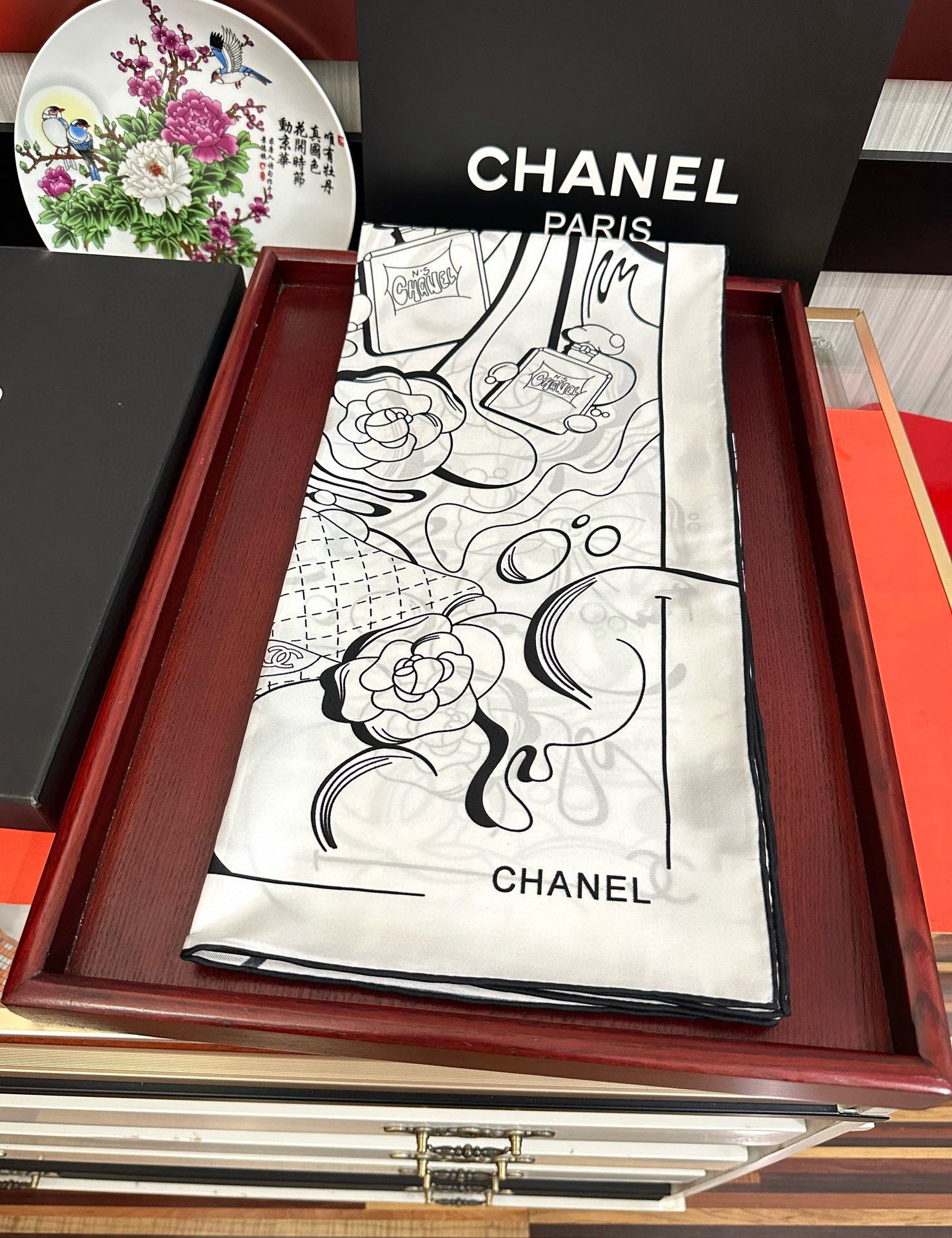 🔥 香奈儿 【山茶花5号香水瓶】👍2025香奶奶永远都是比较经典[發]一条印有5号香水瓶跟四叶草交织图案