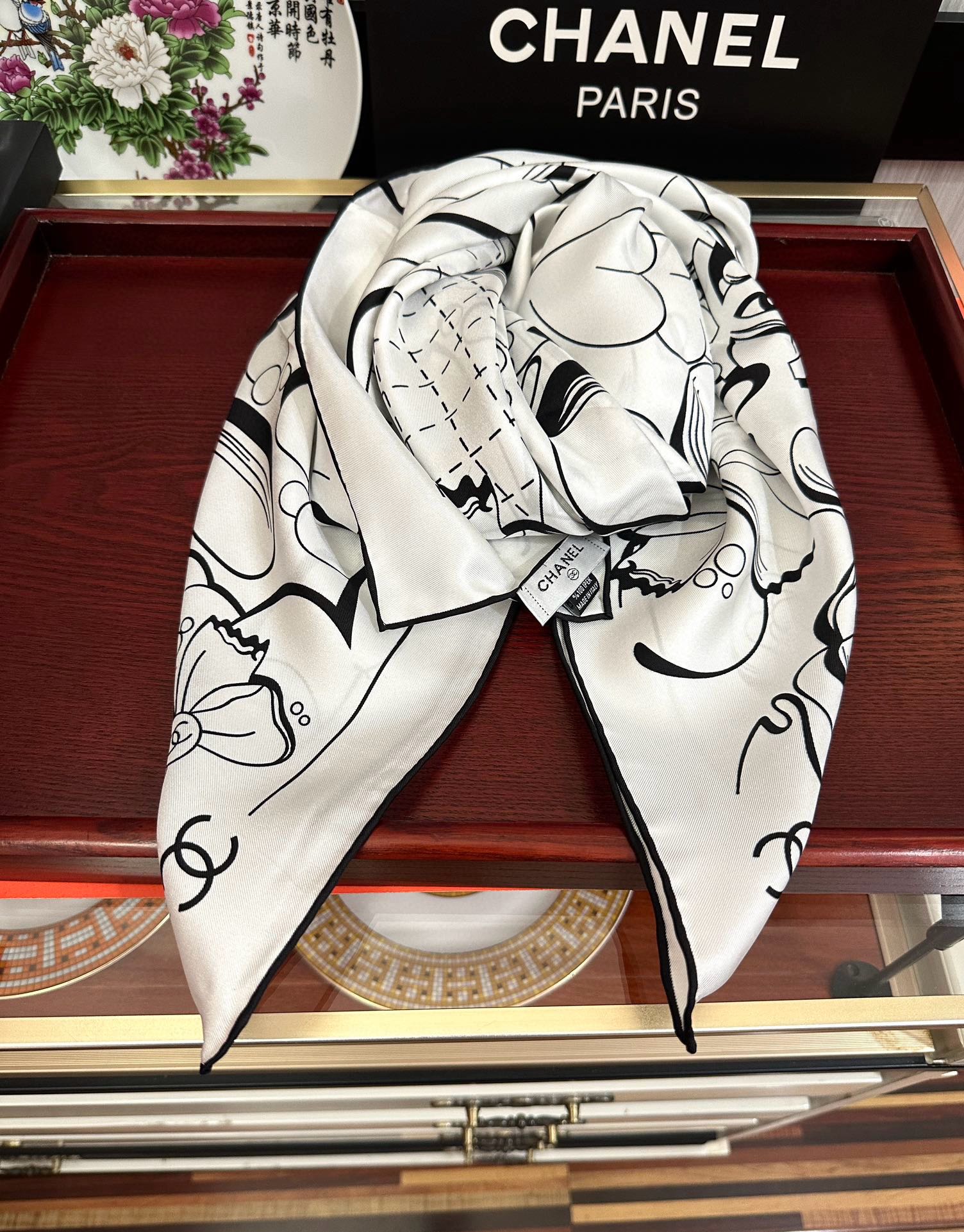 🔥 香奈儿 【山茶花5号香水瓶】👍2025香奶奶永远都是比较经典[發]一条印有5号香水瓶跟四叶草交织图案