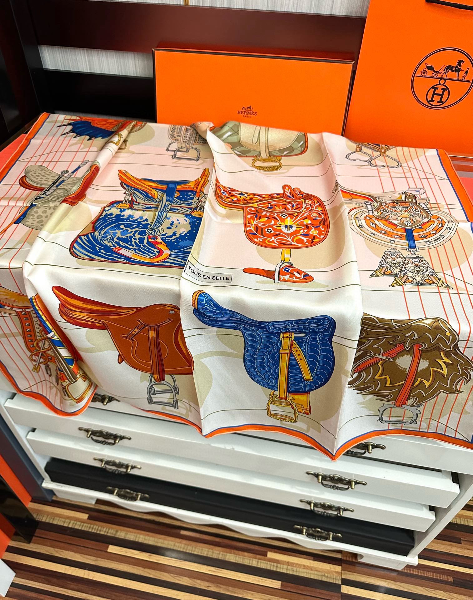 🔥2080HERMES 【鞍上世界】[太阳]精致卷边[嘴唇]太美了品质感很显好[得意]好搭到上瘾的丝巾[