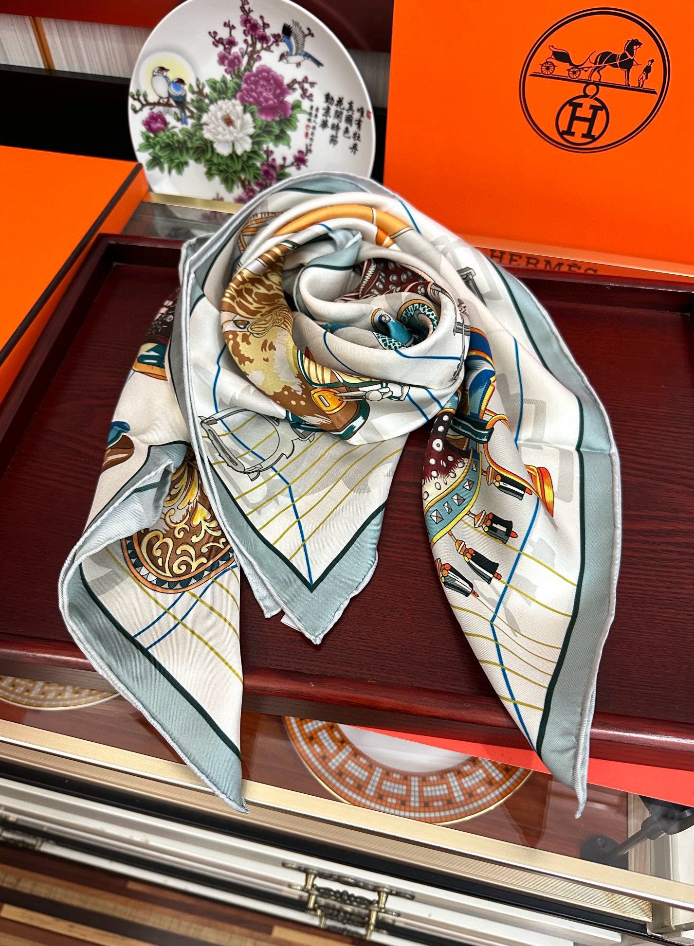 🔥2080HERMES 【鞍上世界】[太阳]精致卷边[嘴唇]太美了品质感很显好[得意]好搭到上瘾的丝巾[