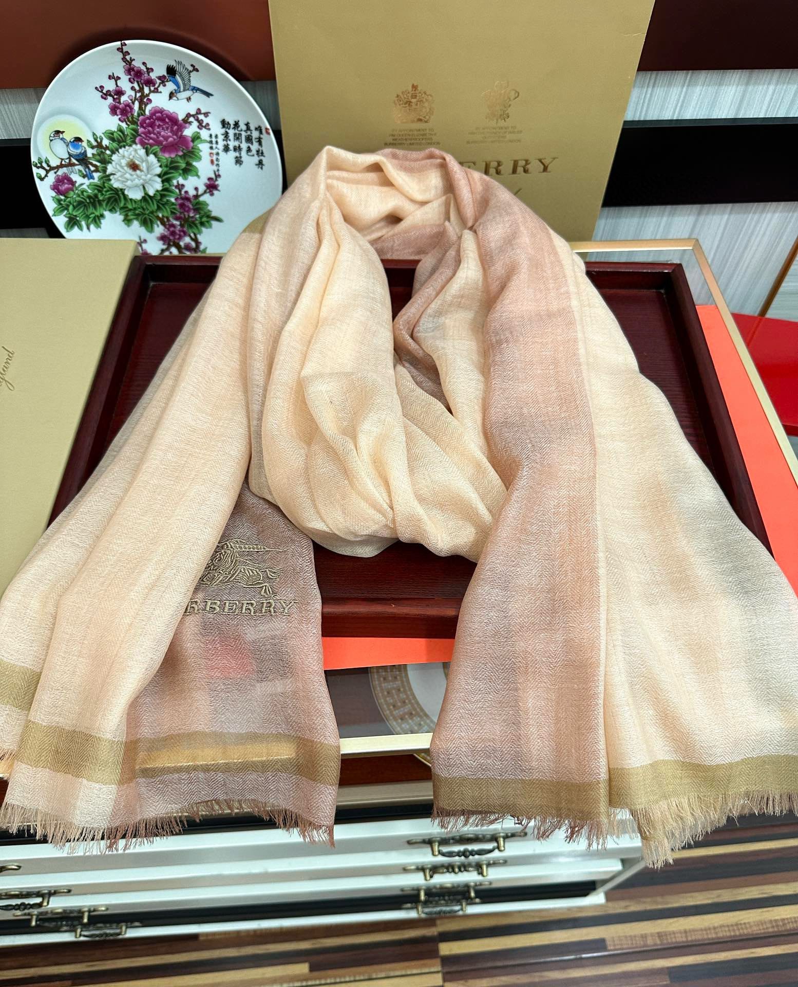 上新🔥2080 巴宝莉👍重磅推荐🎀太美了👓火爆N年的格子，人人都喜欢💕时潮人都有好几条巴家围巾放在衣橱，