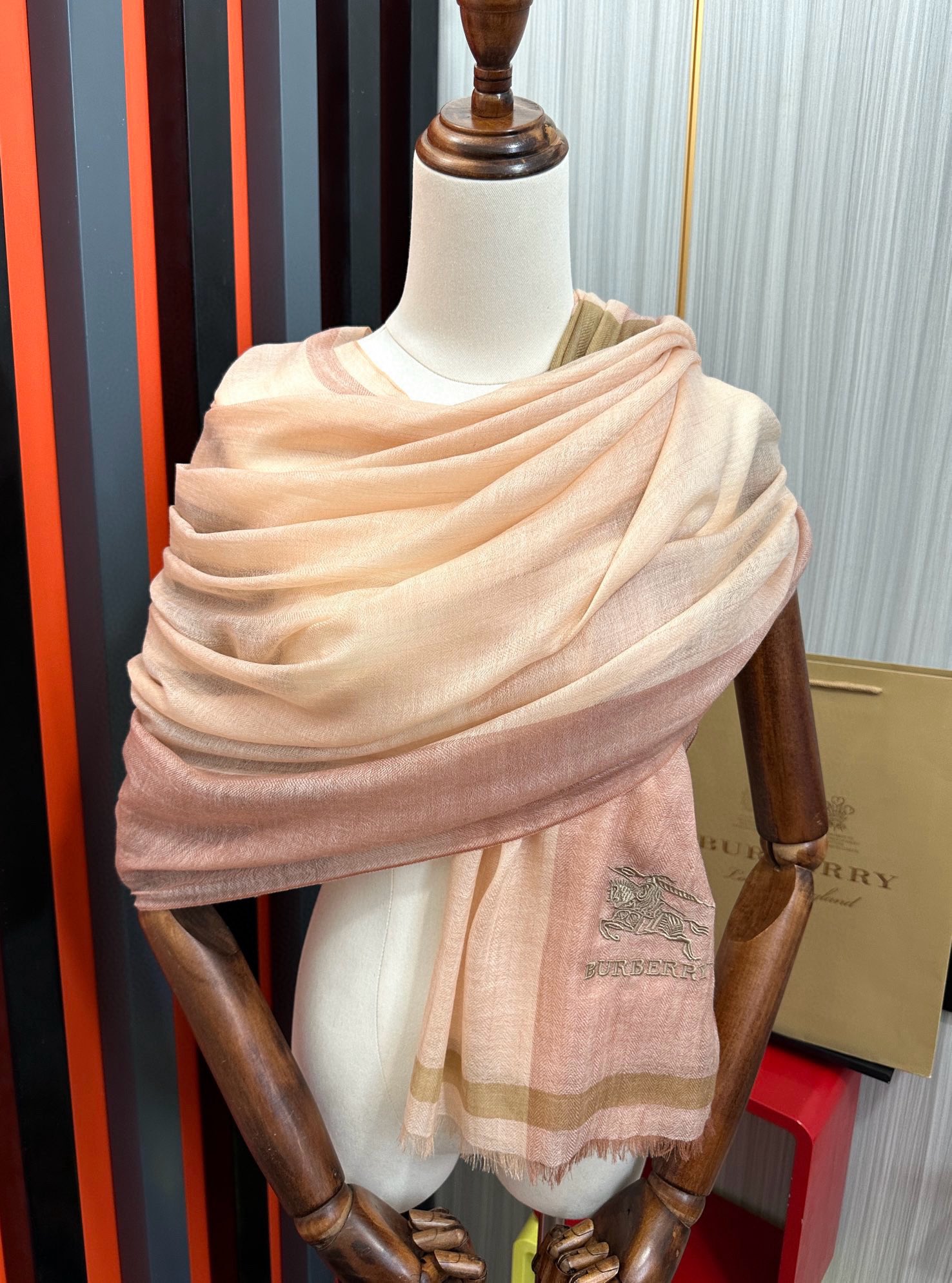 上新🔥2080 巴宝莉👍重磅推荐🎀太美了👓火爆N年的格子，人人都喜欢💕时潮人都有好几条巴家围巾放在衣橱，