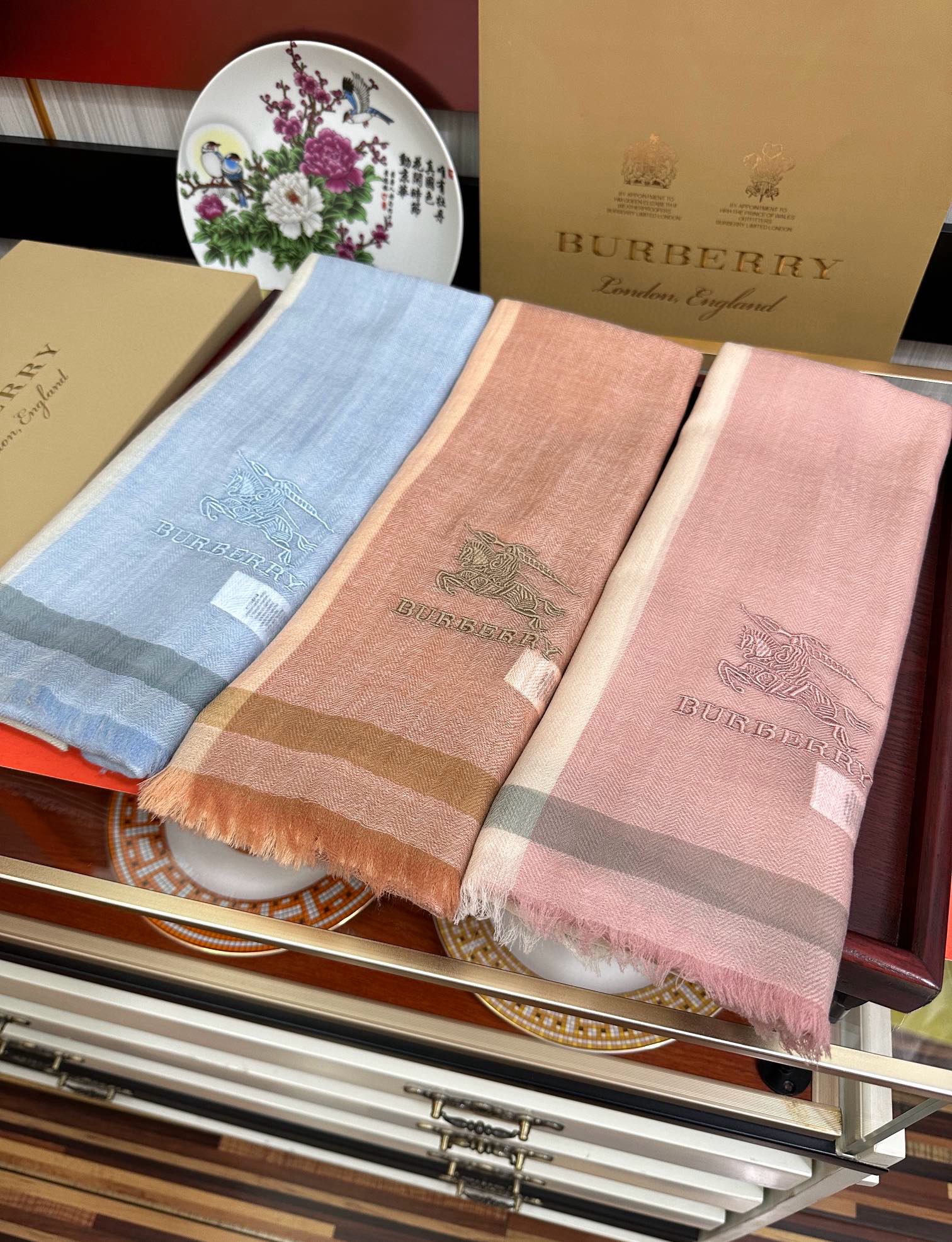 上新🔥2080 巴宝莉👍重磅推荐🎀太美了👓火爆N年的格子，人人都喜欢💕时潮人都有好几条巴家围巾放在衣橱，