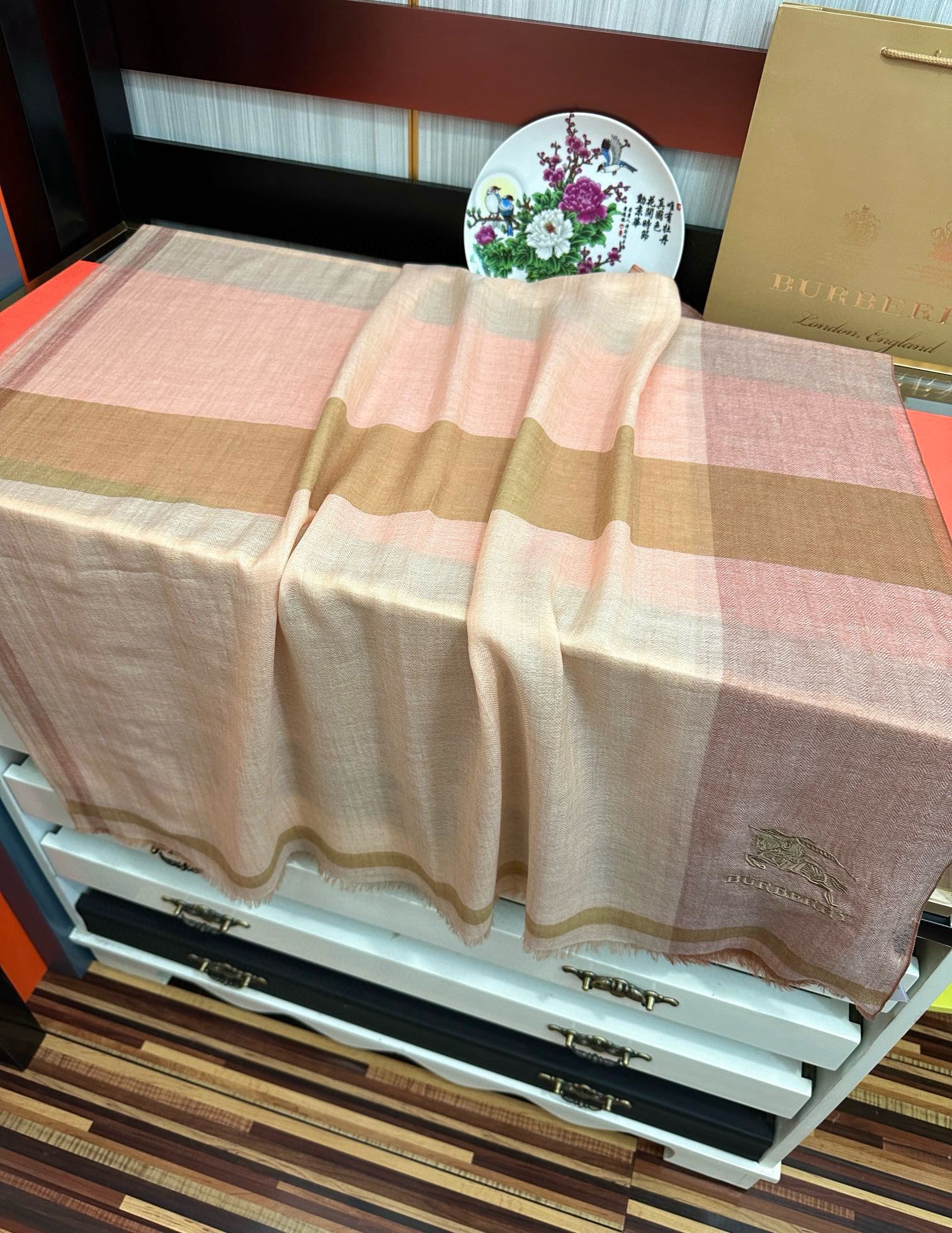 上新🔥2080 巴宝莉👍重磅推荐🎀太美了👓火爆N年的格子，人人都喜欢💕时潮人都有好几条巴家围巾放在衣橱，