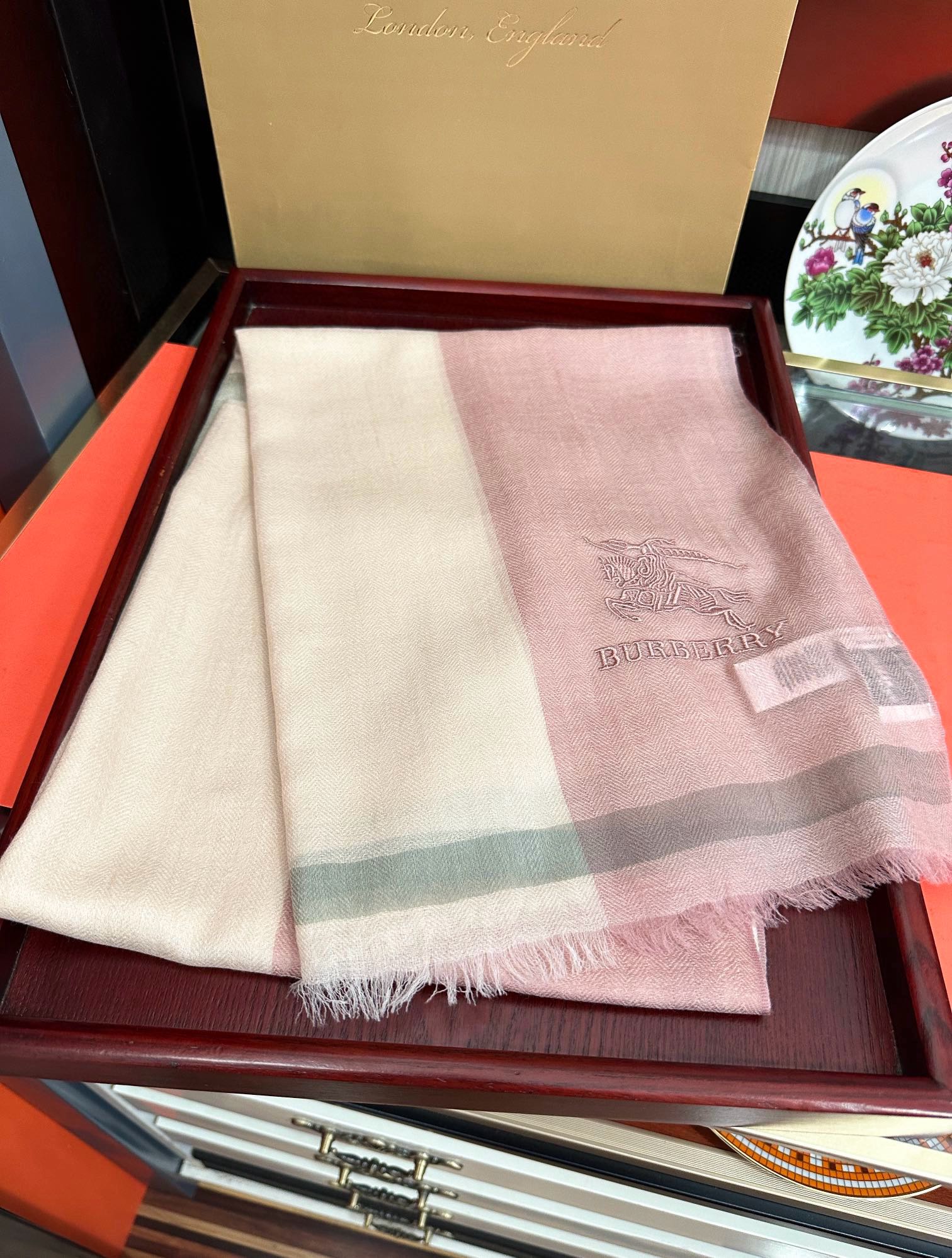 上新🔥2080 巴宝莉👍重磅推荐🎀太美了👓火爆N年的格子，人人都喜欢💕时潮人都有好几条巴家围巾放在衣橱，