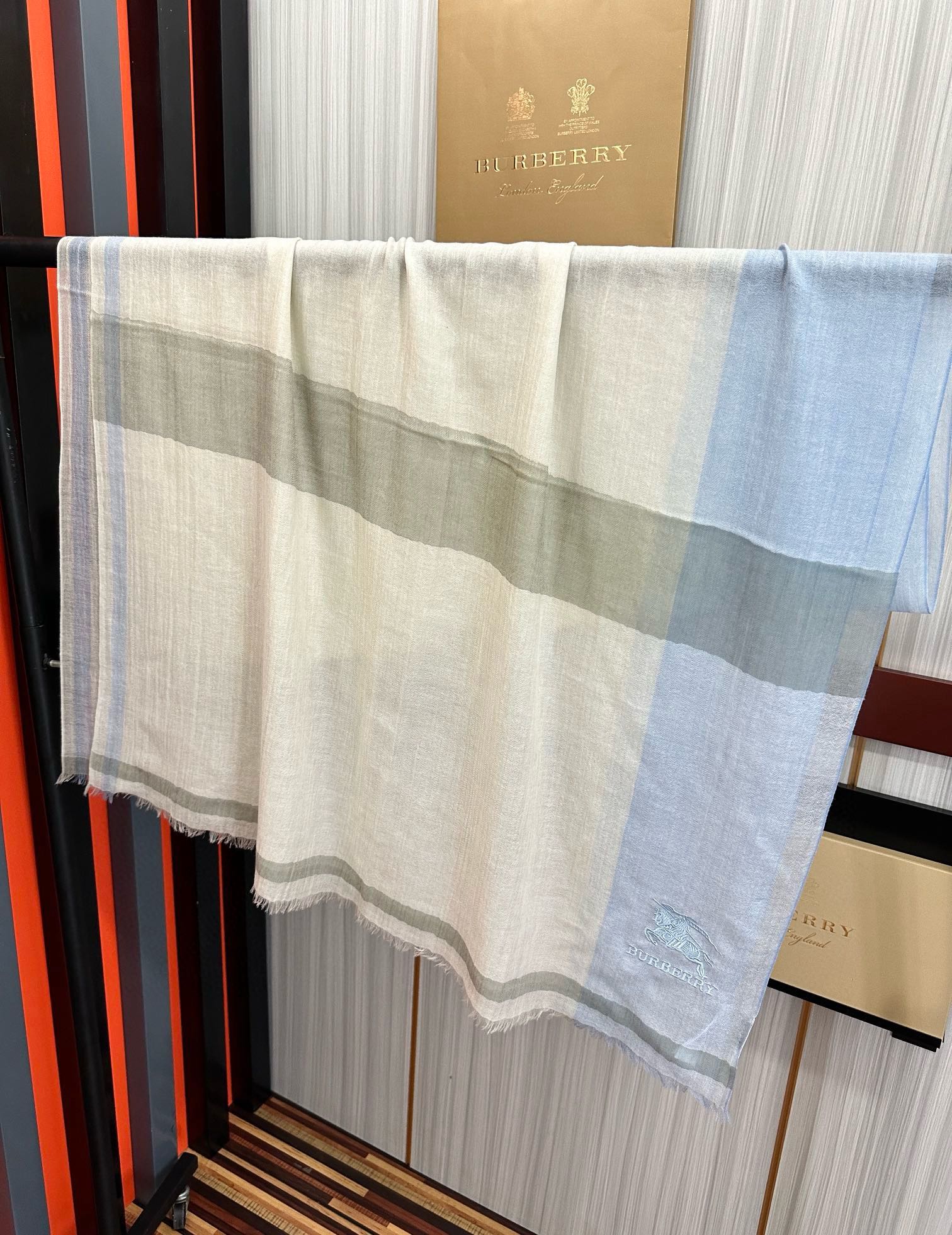 上新🔥2080 巴宝莉👍重磅推荐🎀太美了👓火爆N年的格子，人人都喜欢💕时潮人都有好几条巴家围巾放在衣橱，