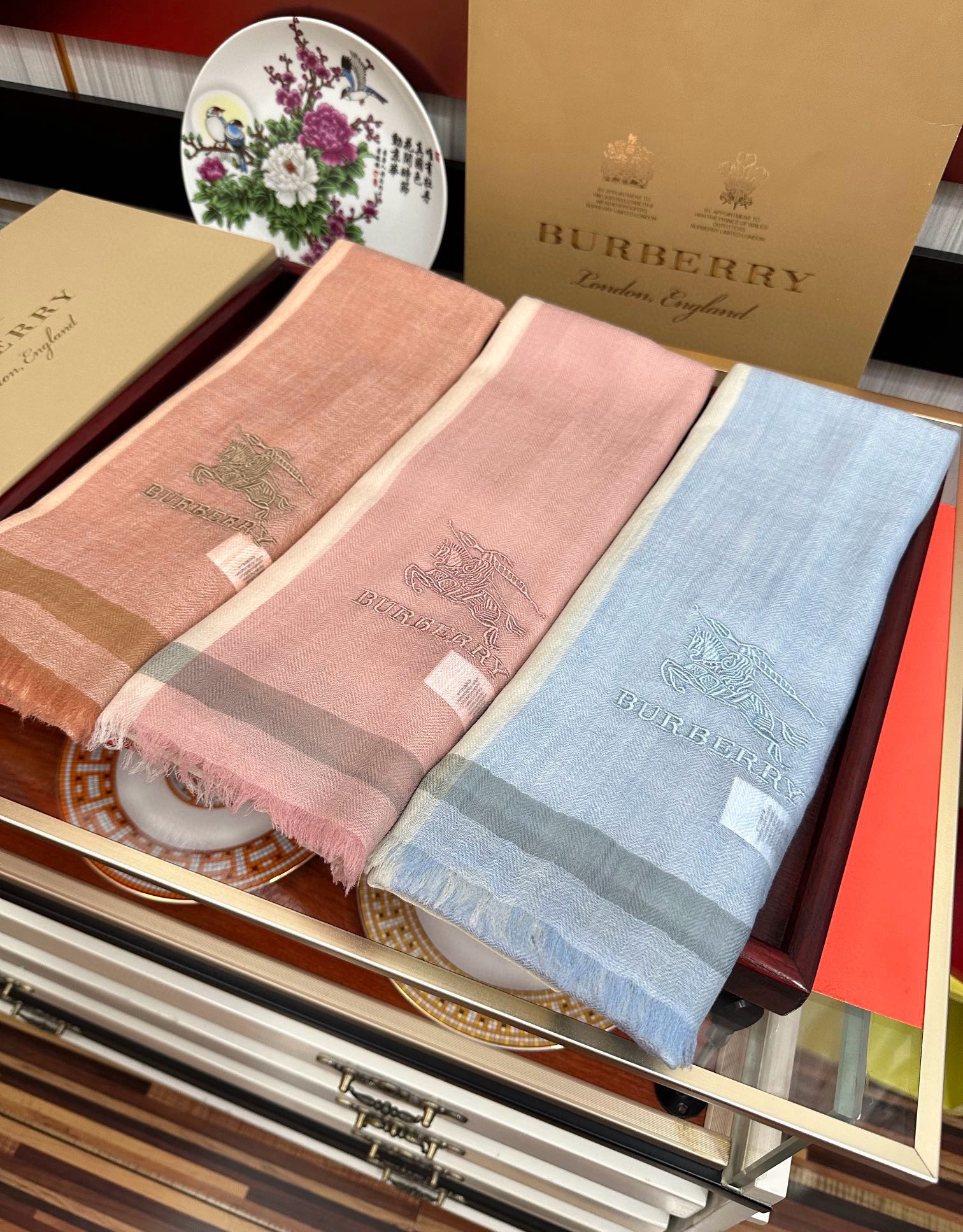 上新🔥2080 巴宝莉👍重磅推荐🎀太美了👓火爆N年的格子，人人都喜欢💕时潮人都有好几条巴家围巾放在衣橱，