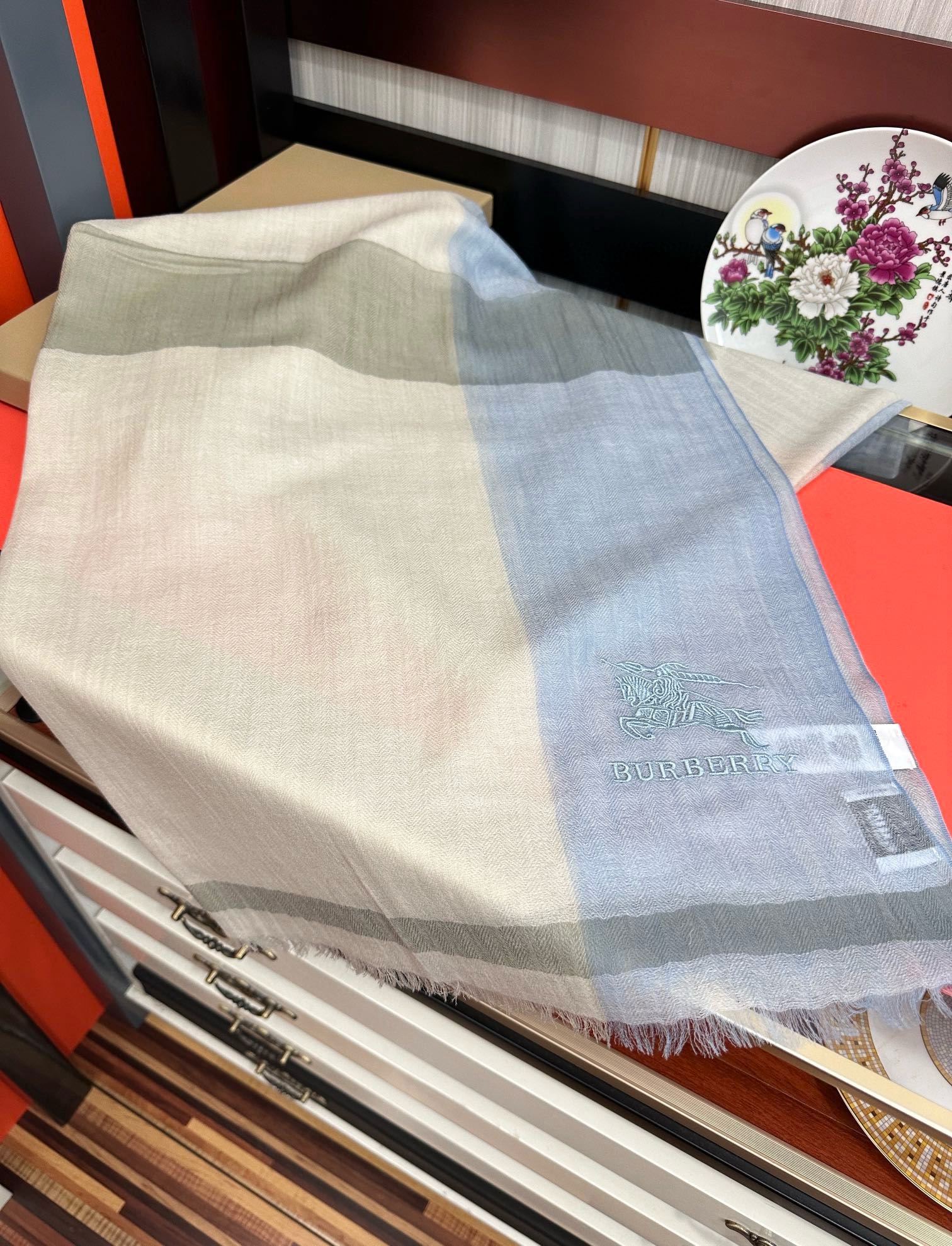 上新🔥2080 巴宝莉👍重磅推荐🎀太美了👓火爆N年的格子，人人都喜欢💕时潮人都有好几条巴家围巾放在衣橱，