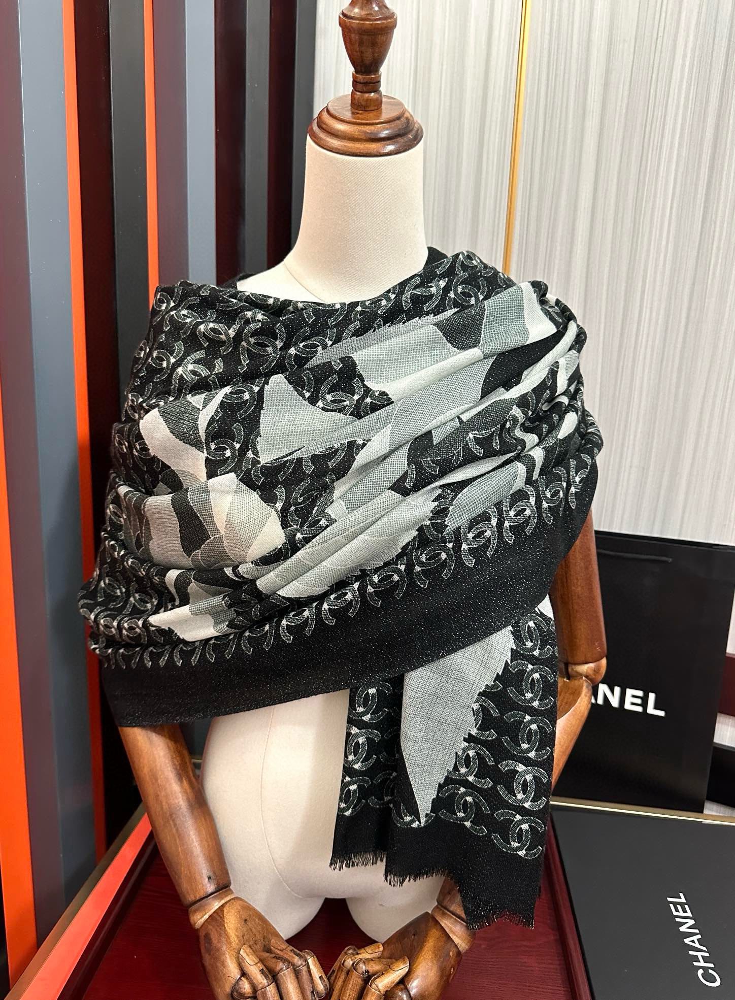 上新 🔥 2080 香奈儿 会发光银丝[吃瓜]女人们必备款[礼物]闪闪发光[咖啡]顶级设计太美了，真心赞