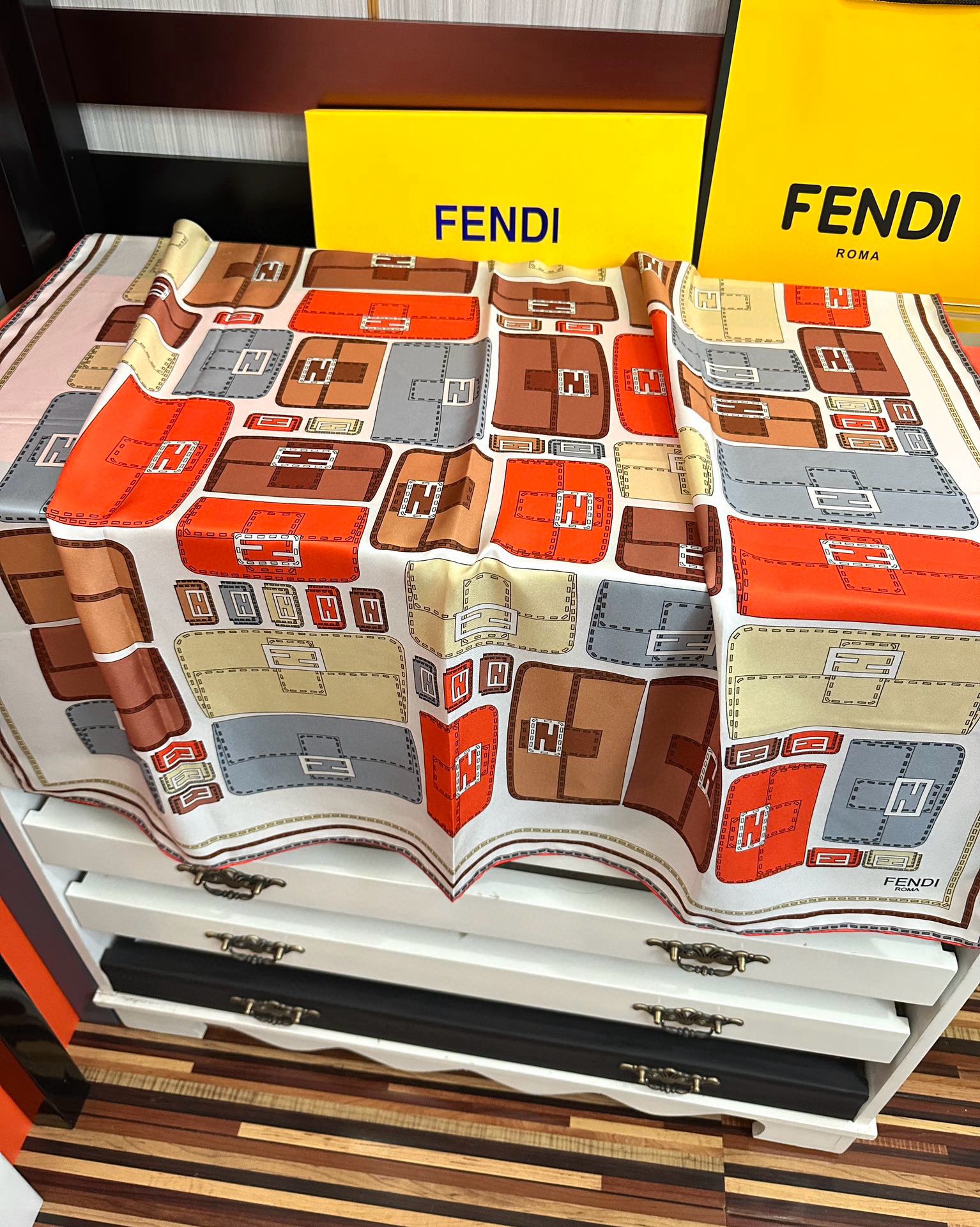 🔥高版本FENDI[庆祝]2025本年度最好看的丝巾没有之一了👍满身印有不同尺寸的米色和棕色标志性F B