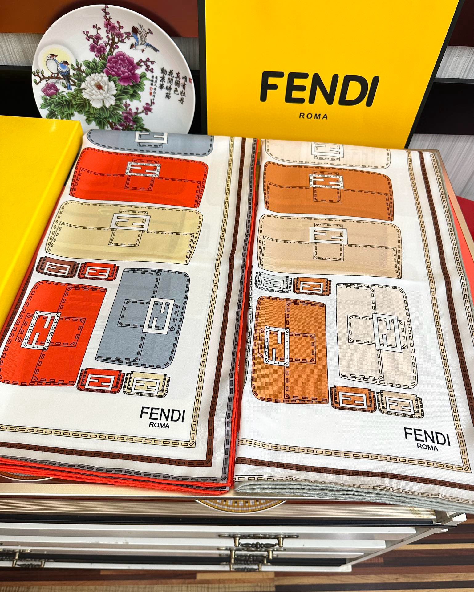🔥高版本FENDI[庆祝]2025本年度最好看的丝巾没有之一了👍满身印有不同尺寸的米色和棕色标志性F B