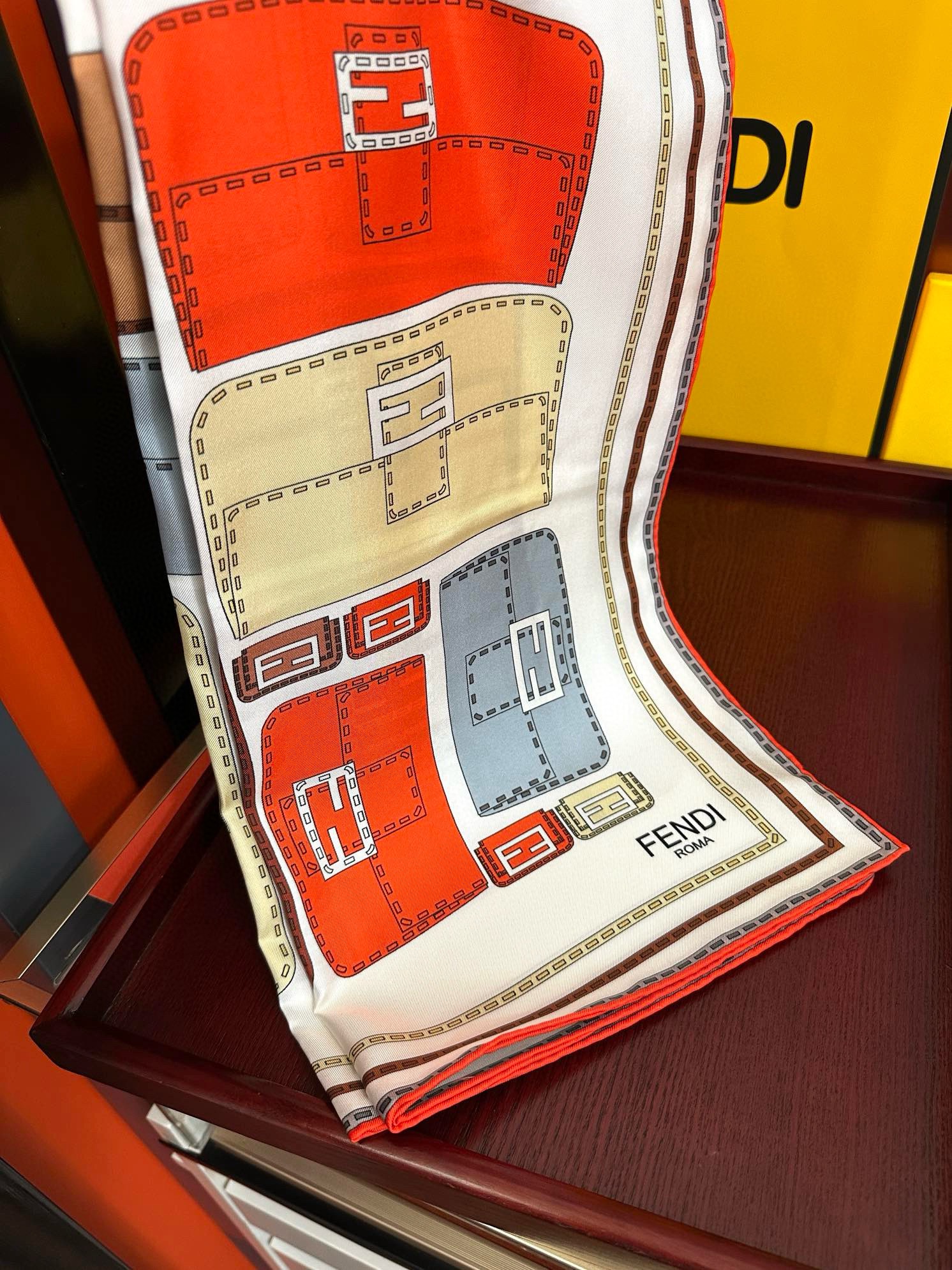 🔥高版本FENDI[庆祝]2025本年度最好看的丝巾没有之一了👍满身印有不同尺寸的米色和棕色标志性F B
