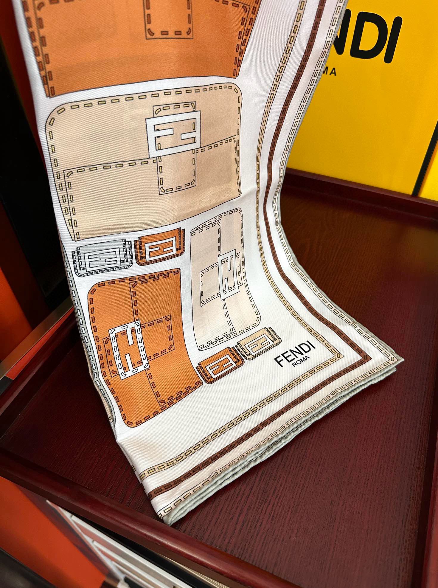 🔥高版本FENDI[庆祝]2025本年度最好看的丝巾没有之一了👍满身印有不同尺寸的米色和棕色标志性F B