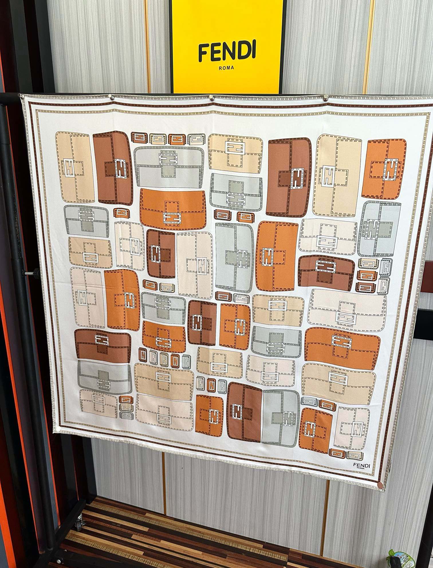 🔥高版本FENDI[庆祝]2025本年度最好看的丝巾没有之一了👍满身印有不同尺寸的米色和棕色标志性F B