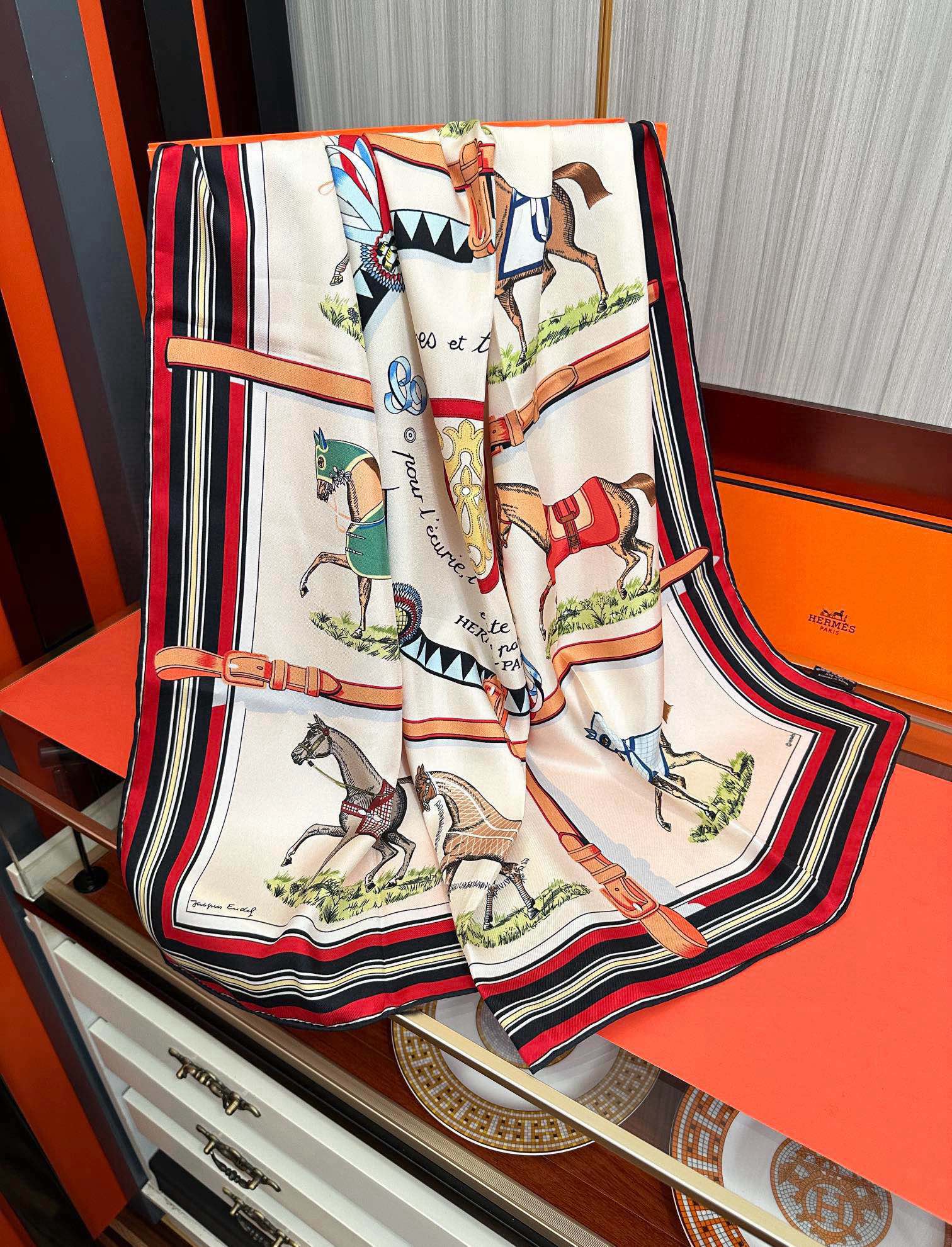 🔥2080爱马仕【18mm顶级真丝双面同色印花】[庆祝]“弩式牵引马具”90典藏方巾通过别致的经典色彩向