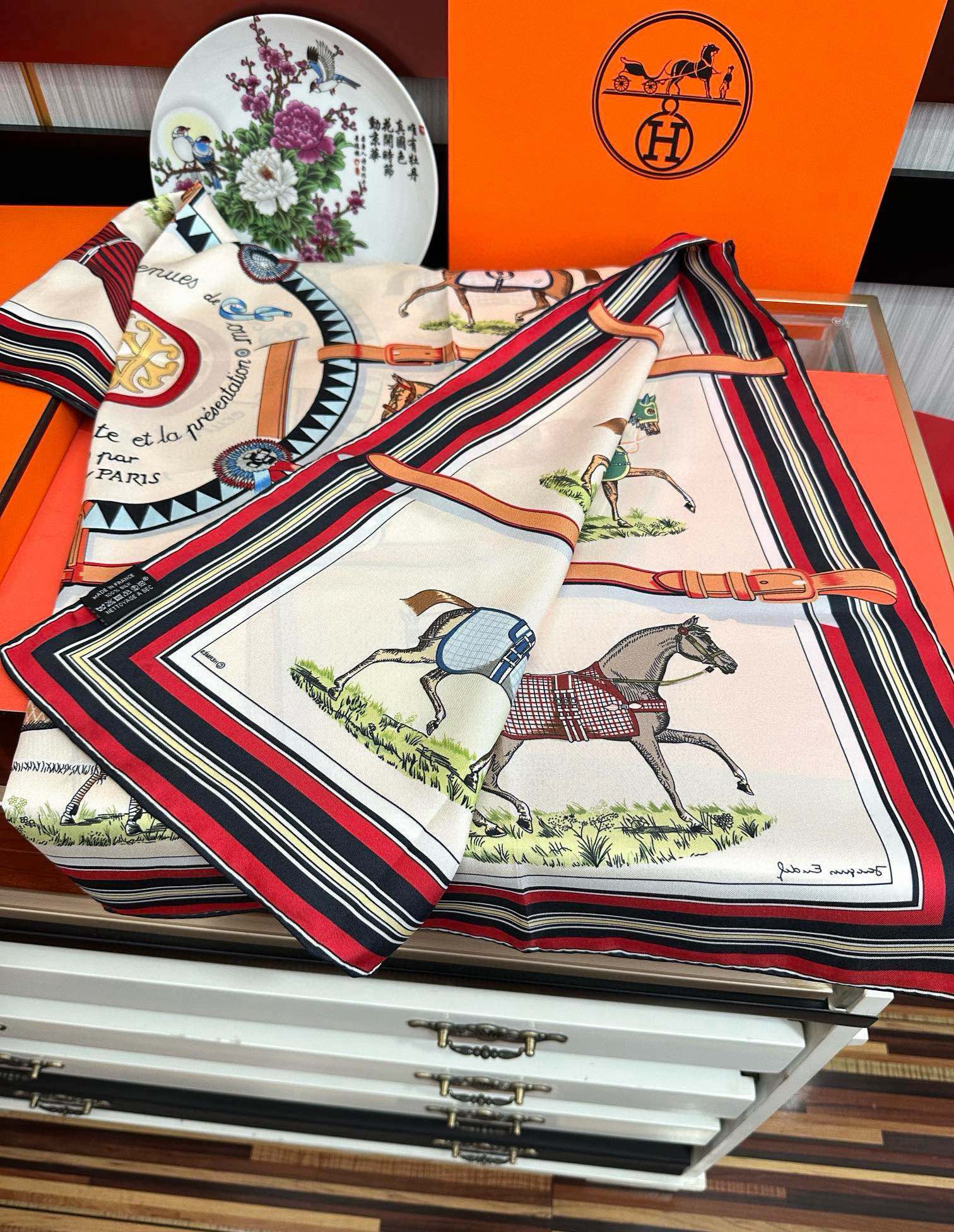 🔥2080爱马仕【18mm顶级真丝双面同色印花】[庆祝]“弩式牵引马具”90典藏方巾通过别致的经典色彩向