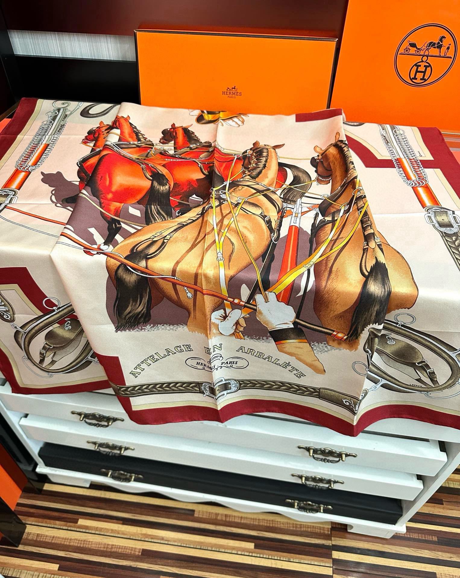 🔥2080爱马仕 官网同步【双面同色印花】[庆祝]“骏马的披挂”90典藏方巾通过别致的经典色彩向原创设计