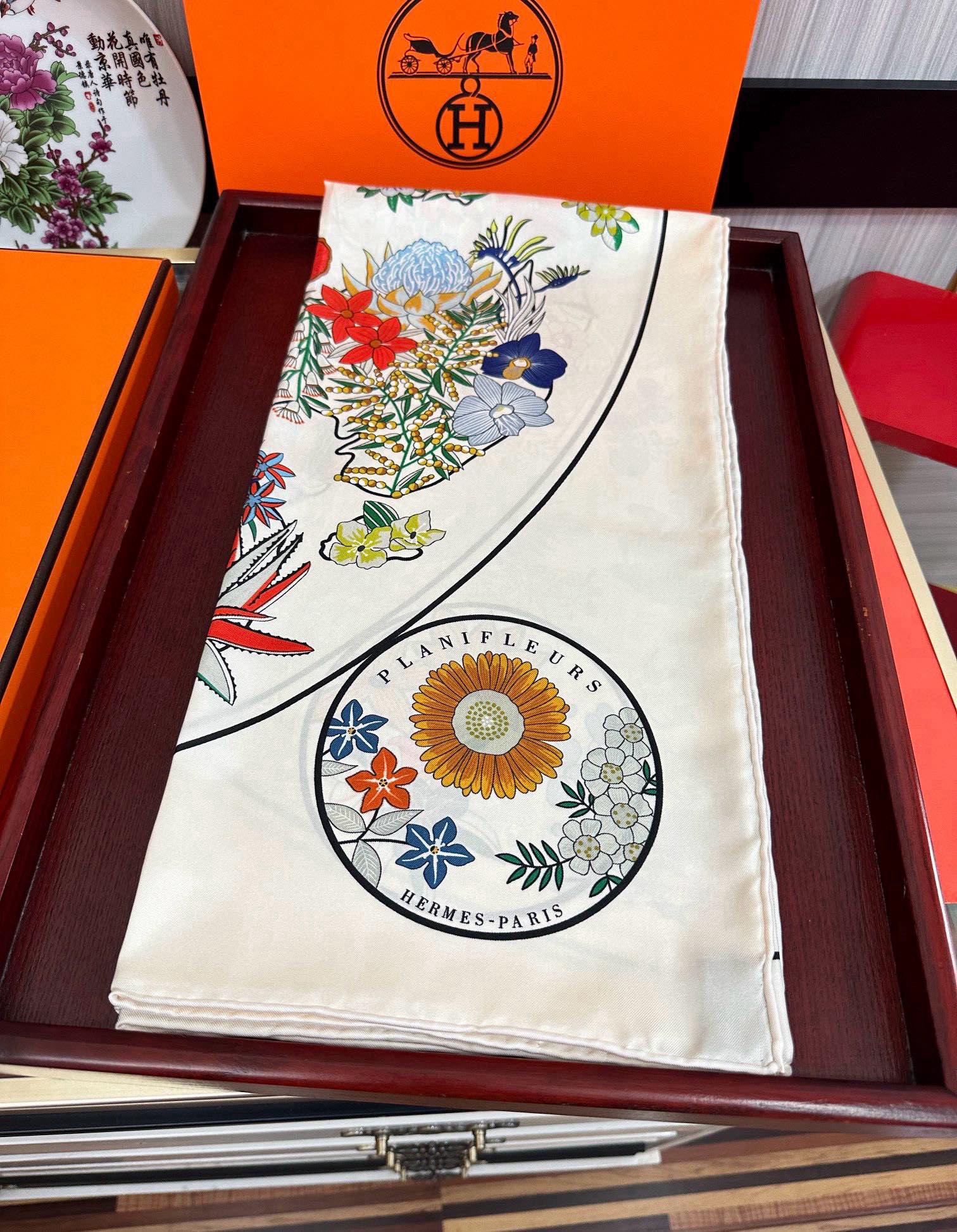 上新2025🔥HERMES 重磅[庆祝]【花绘地图】方巾[嘴唇]精简时髦，品质感很显好[得意]好搭到上瘾