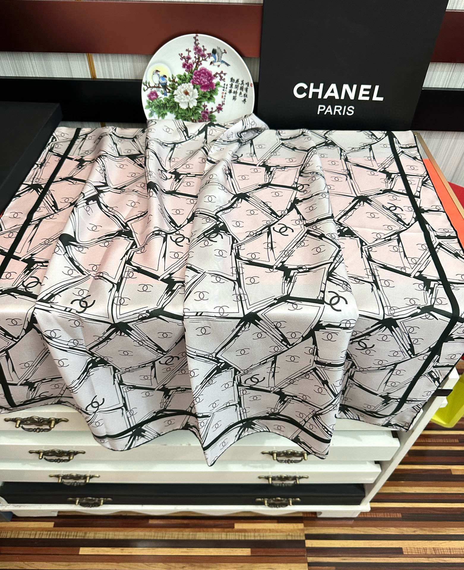 新款🔥香奈儿 官网同步 精致手工卷边[得意]极具品牌特色的涂鸦签名暗纹提花+简洁的COCO字母元素印花[