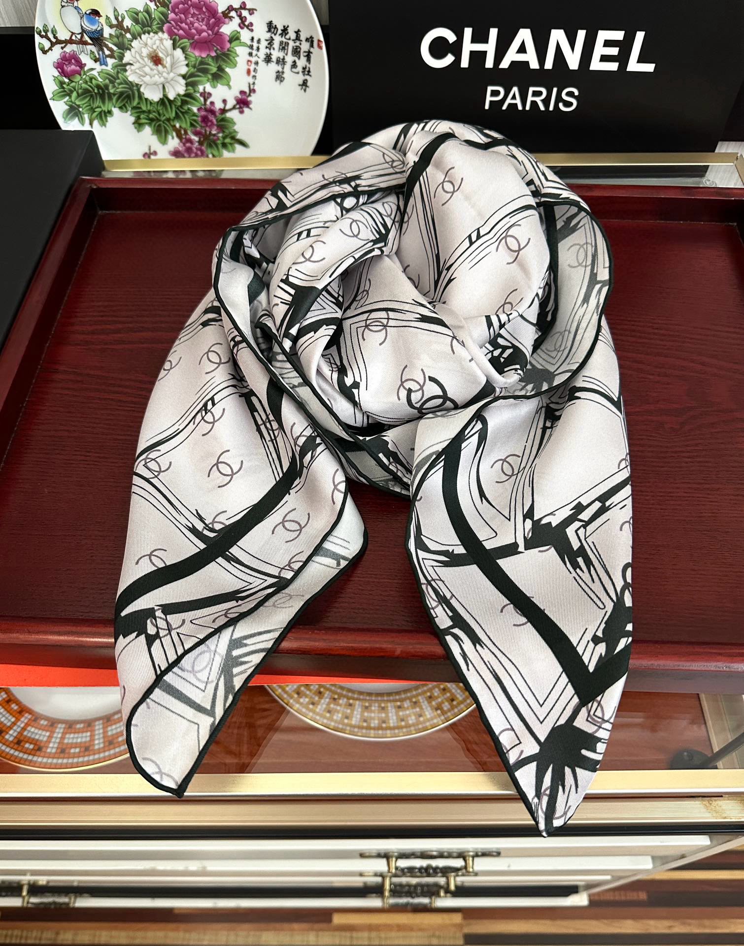 新款🔥香奈儿 官网同步 精致手工卷边[得意]极具品牌特色的涂鸦签名暗纹提花+简洁的COCO字母元素印花[