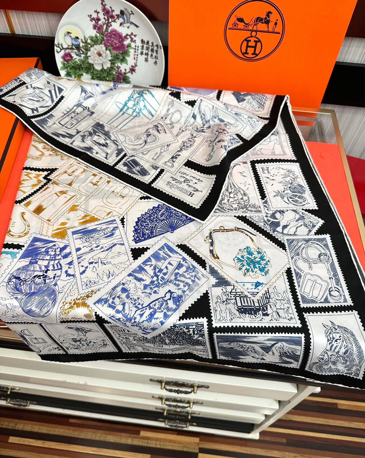 上新2025 🔥HERMES 重磅[庆祝]【福宝集邮者】90方巾[嘴唇]精简时髦，太美了 品质感很显好[