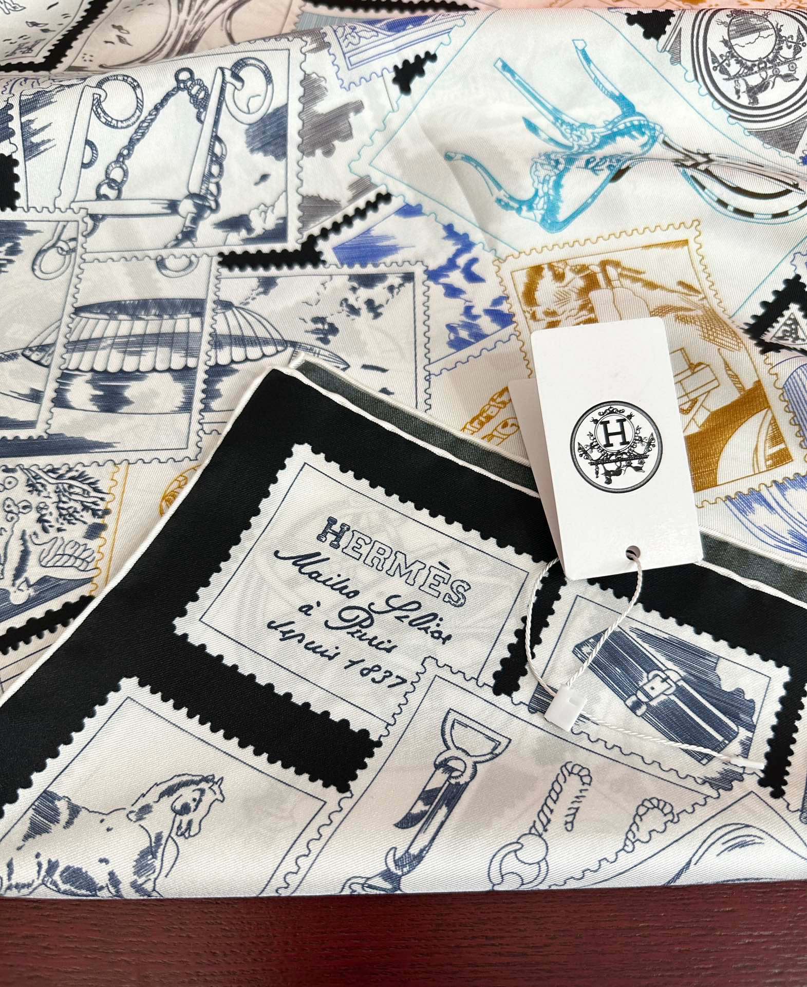 上新2025 🔥HERMES 重磅[庆祝]【福宝集邮者】90方巾[嘴唇]精简时髦，太美了 品质感很显好[