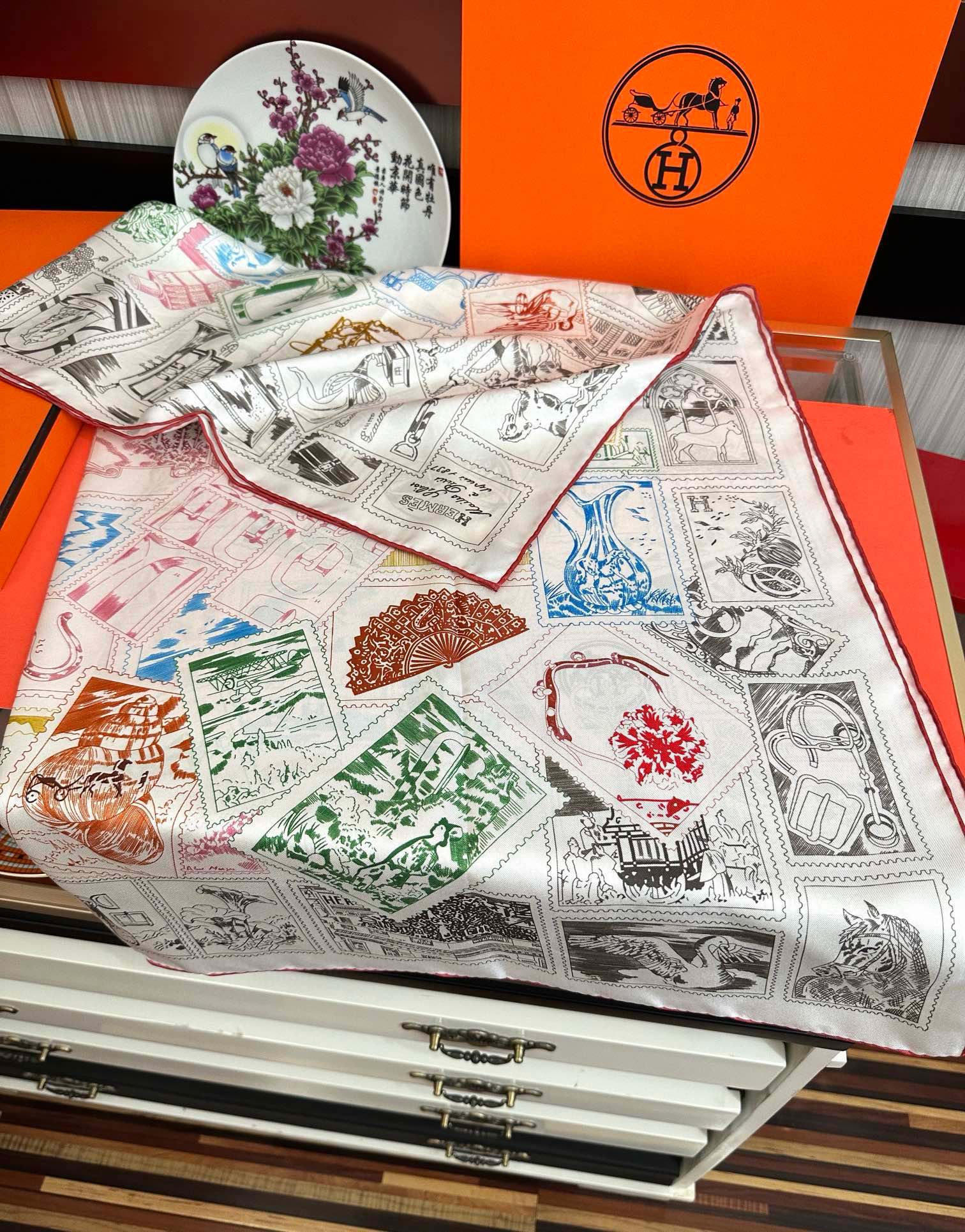 上新2025 🔥HERMES 重磅[庆祝]【福宝集邮者】90方巾[嘴唇]精简时髦，太美了 品质感很显好[