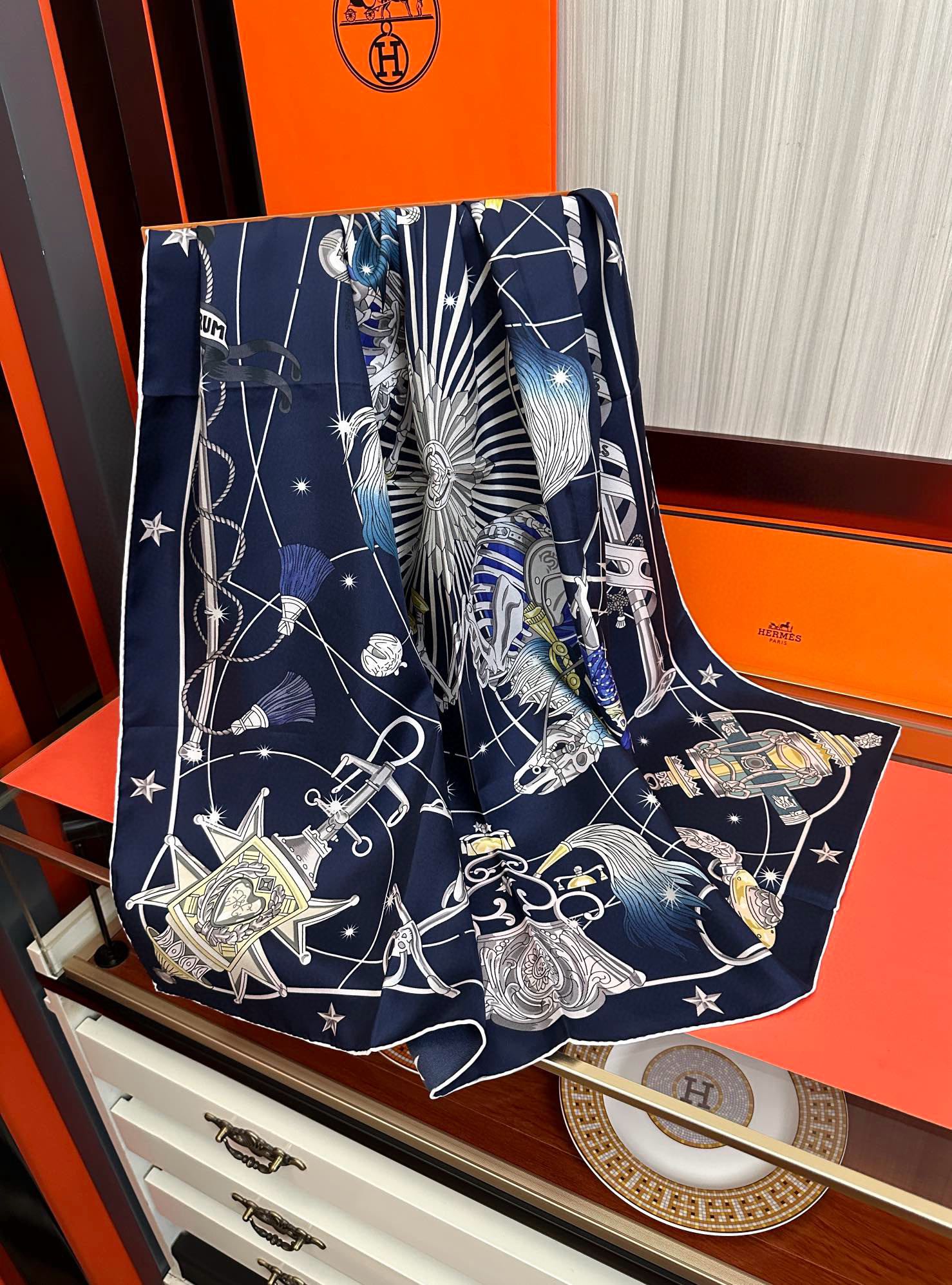 高版本🔥2080爱马仕【星辰合唱曲】90典藏方巾通过别致的经典色彩向原创设计致敬[太阳]作品未经重新诠释