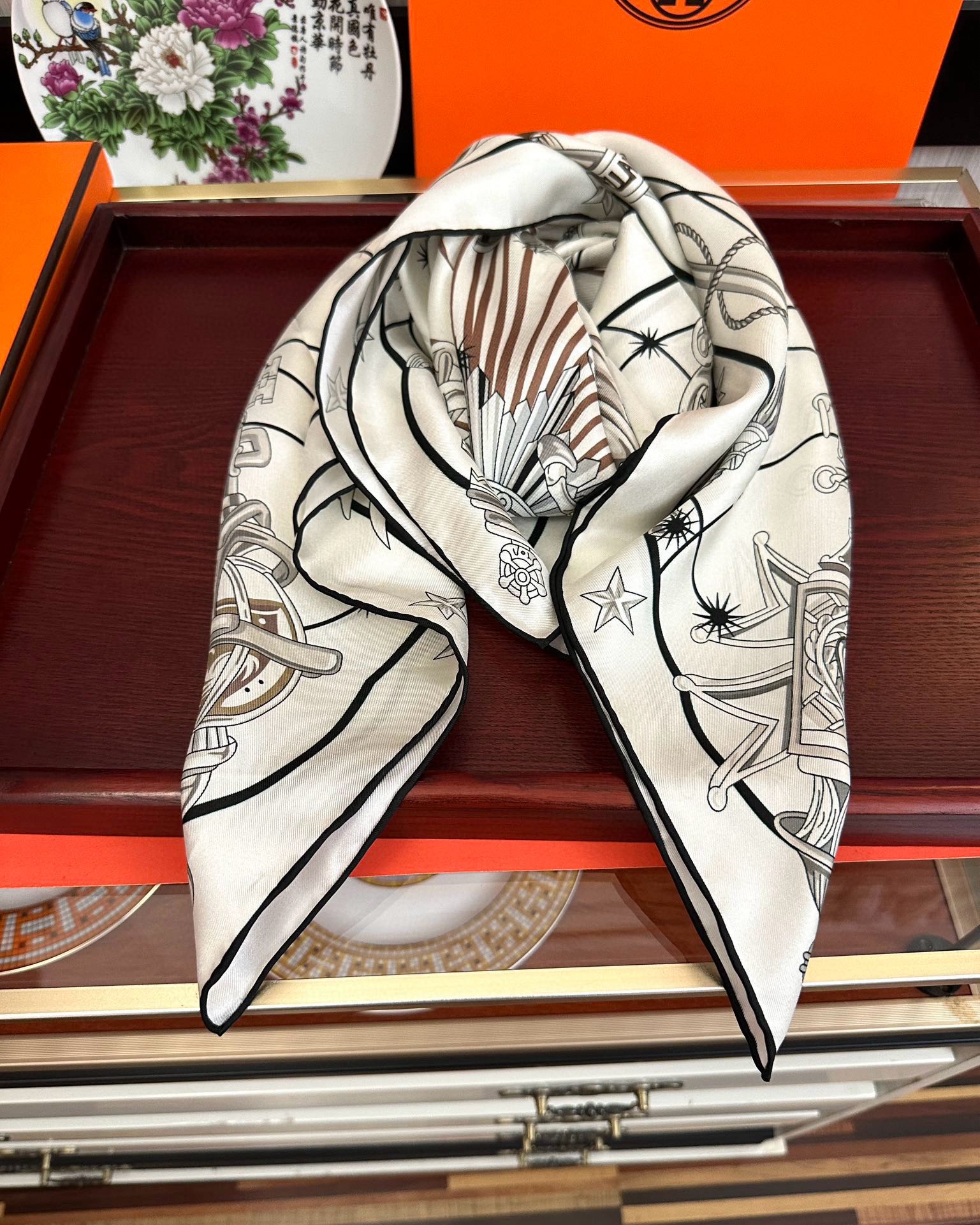 高版本🔥2080爱马仕【星辰合唱曲】90典藏方巾通过别致的经典色彩向原创设计致敬[太阳]作品未经重新诠释