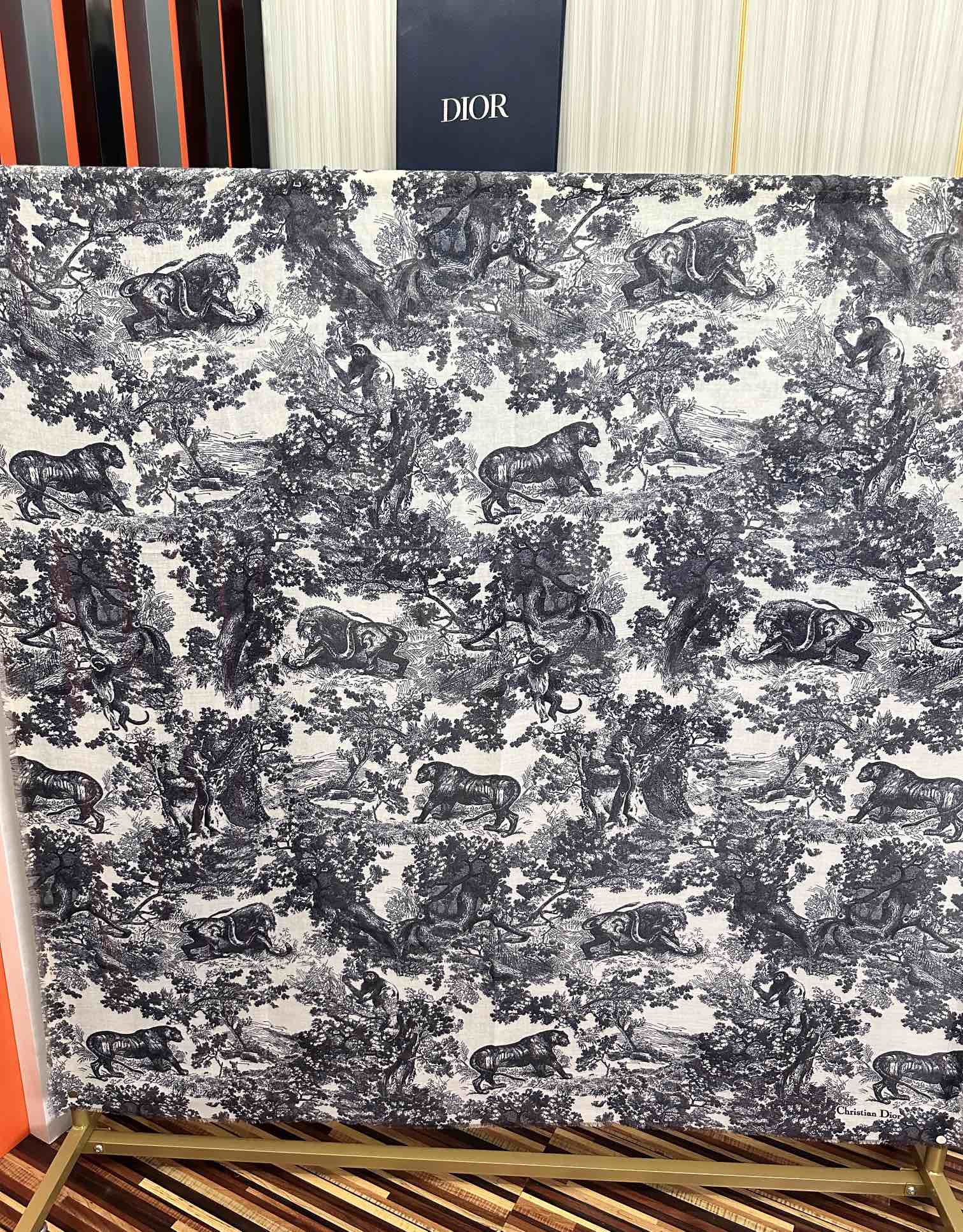 迪奥🔥2080最新款伊如动物丛林丝羊绒围巾长款披肩[嘴唇]太有品味了质感有腔调[强]D招牌的动物元素高端